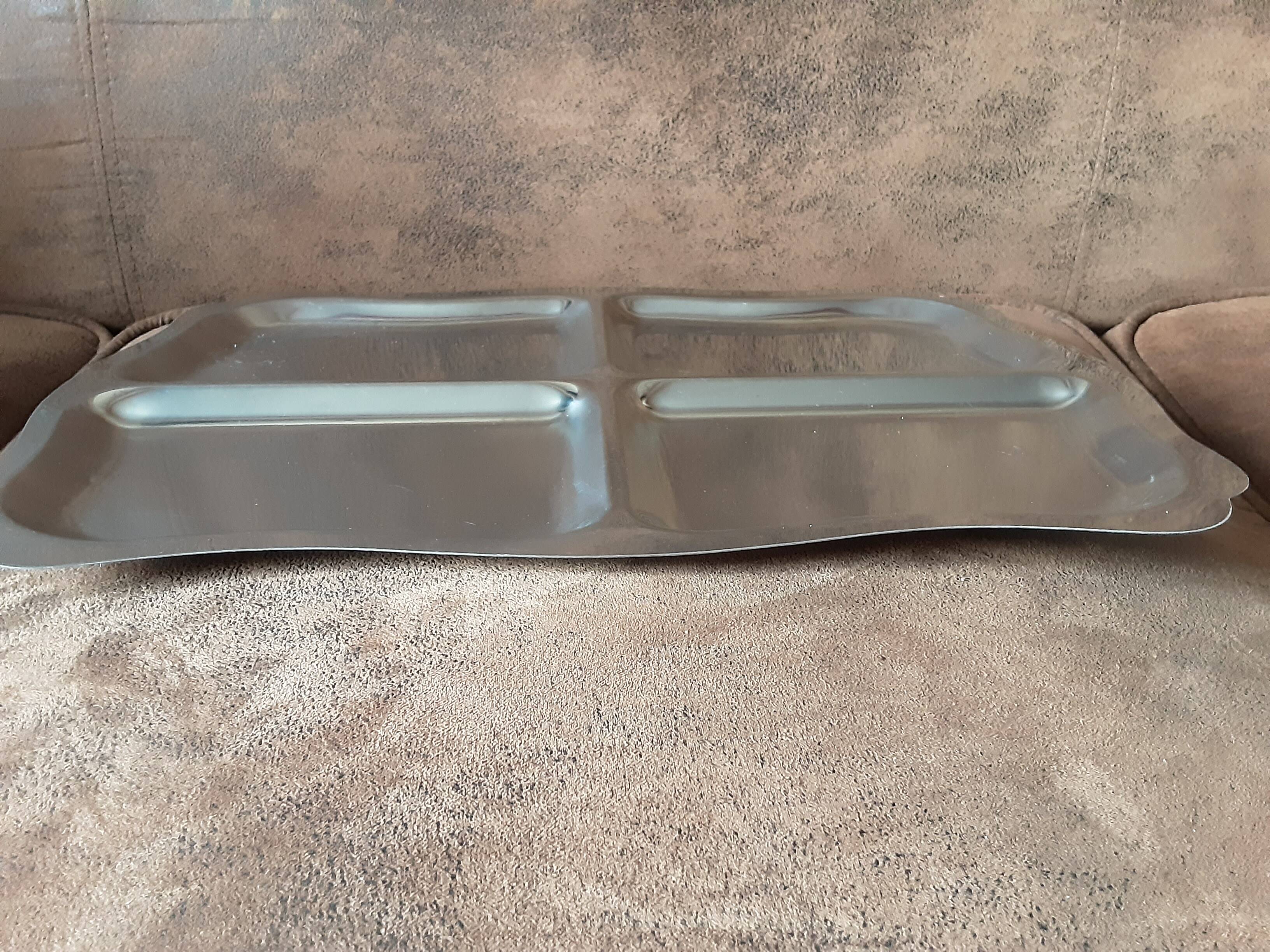 Metal compartments plateau