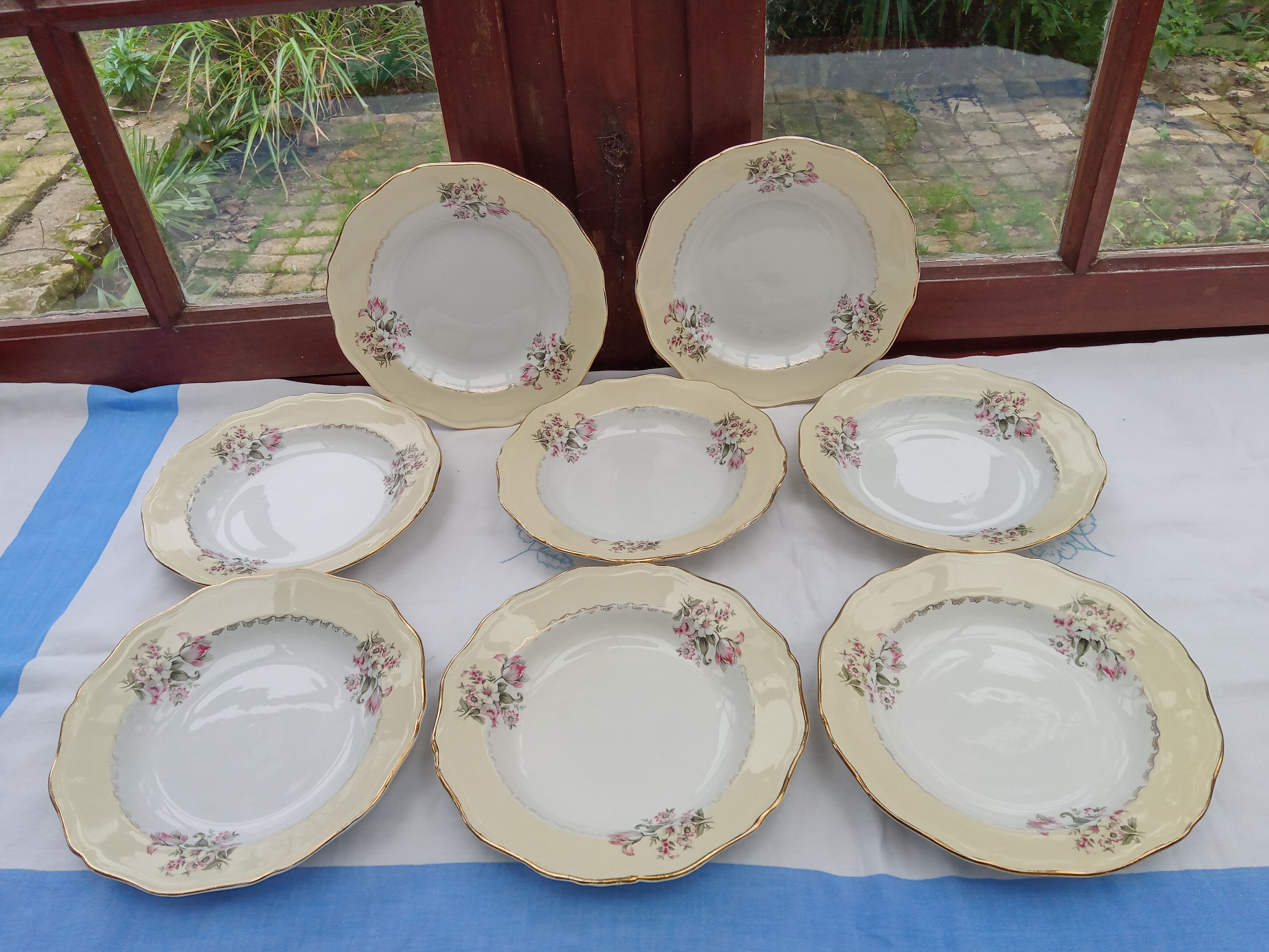 8 hollow plates L'Amandinoise