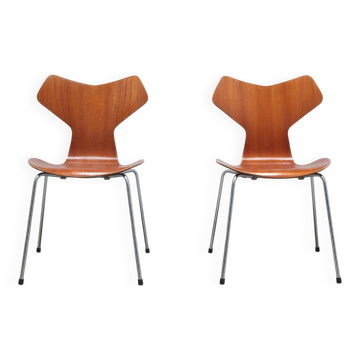 Early pair of 'Grand Prix' chairs by Arne Jacobsen for Fritz Hansen, 1957