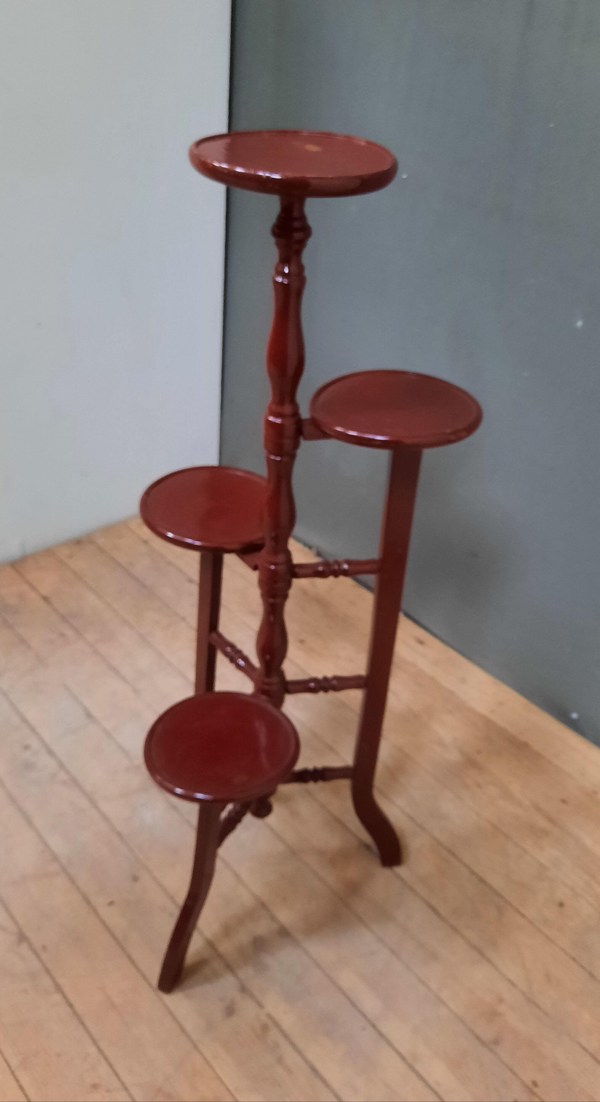 Pot door in red lacquered wood