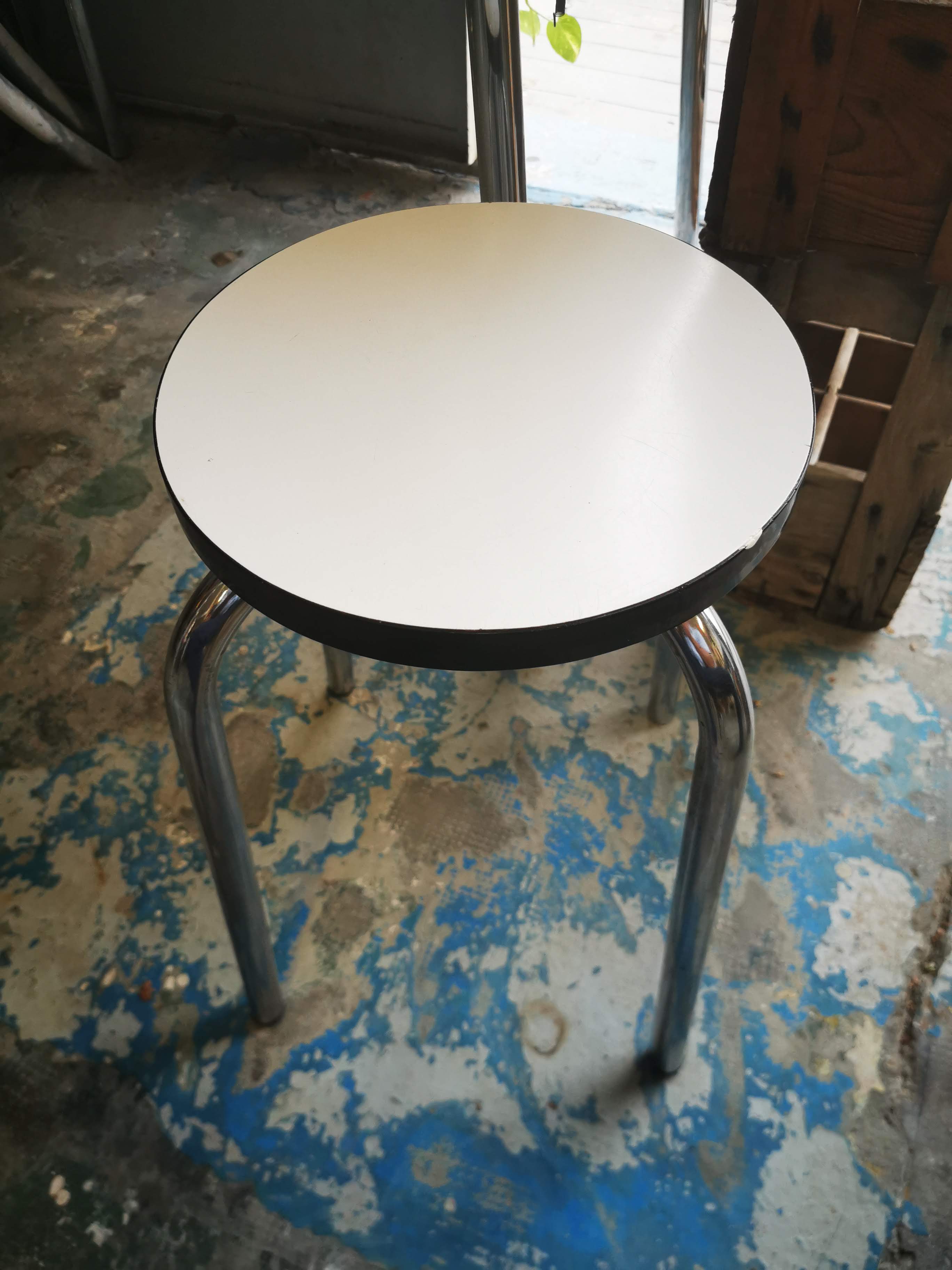 Round tab in formica