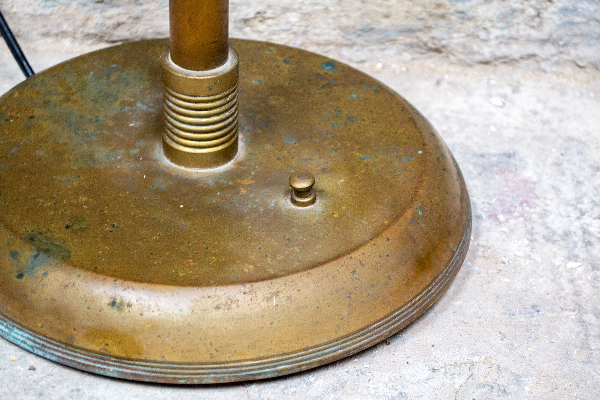 Floor lamp in brass and lacquered aluminum Italia Anni '50