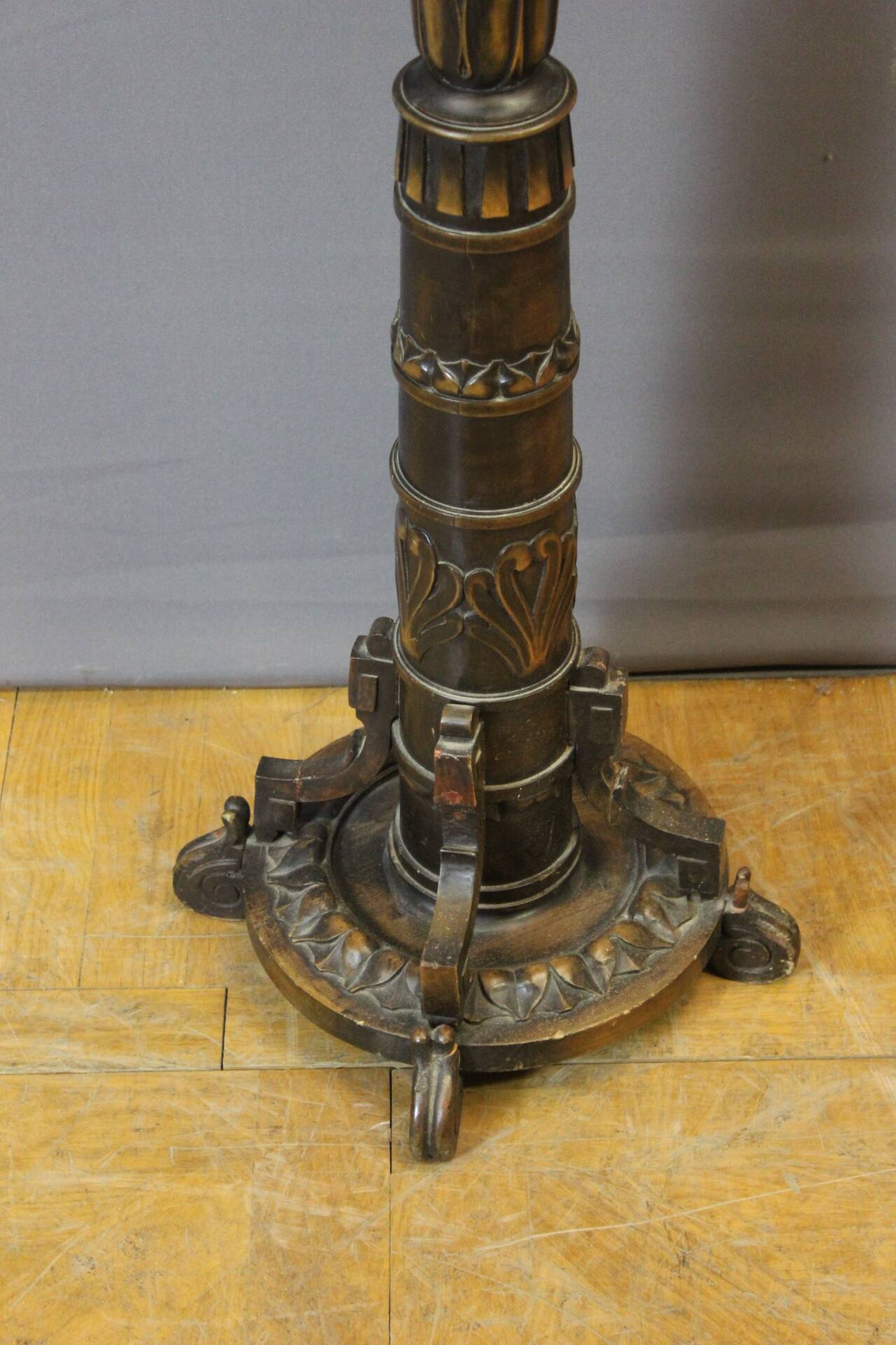 Presentation column with a carved Sphinx decoration from around 1900.