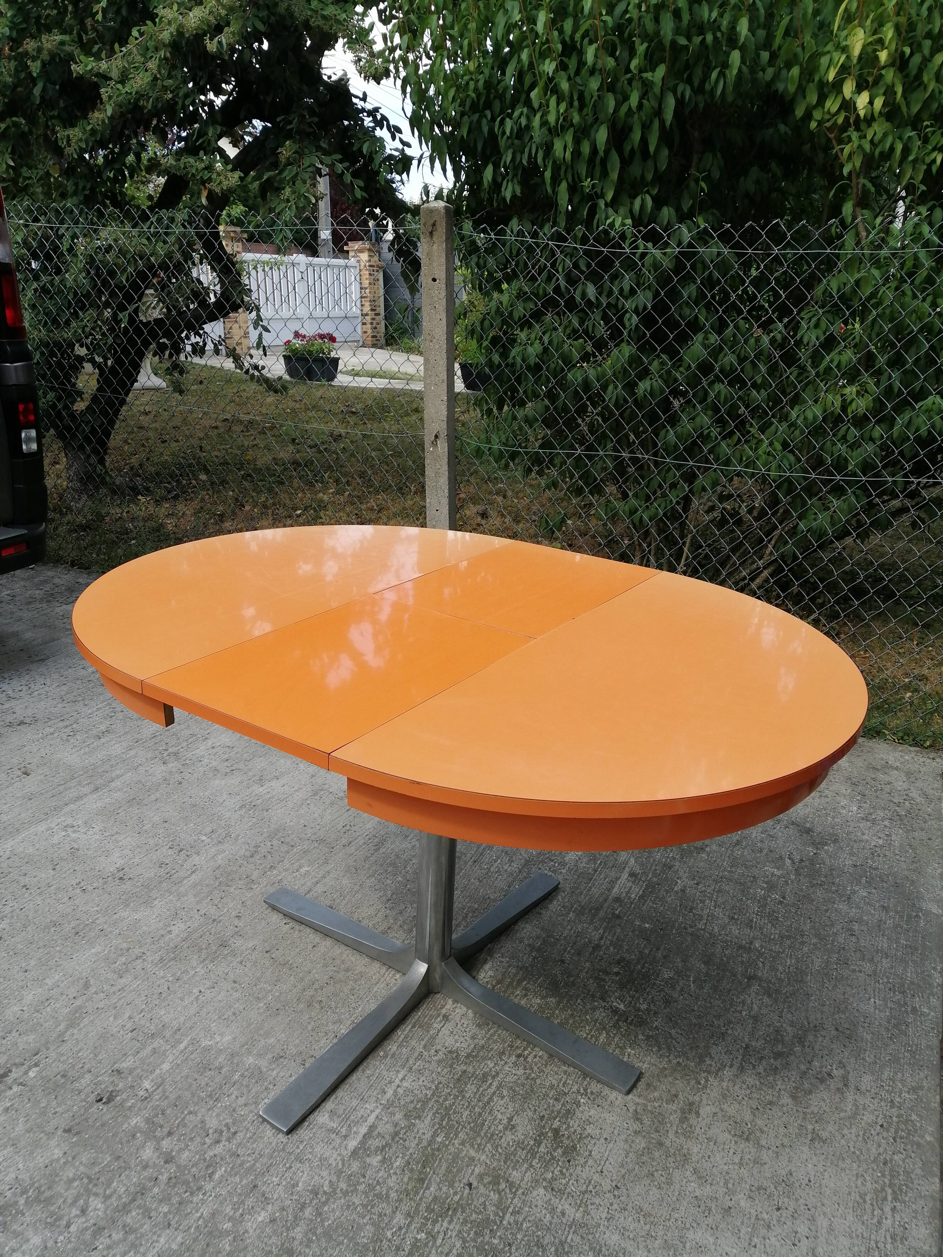 Formica roundtable