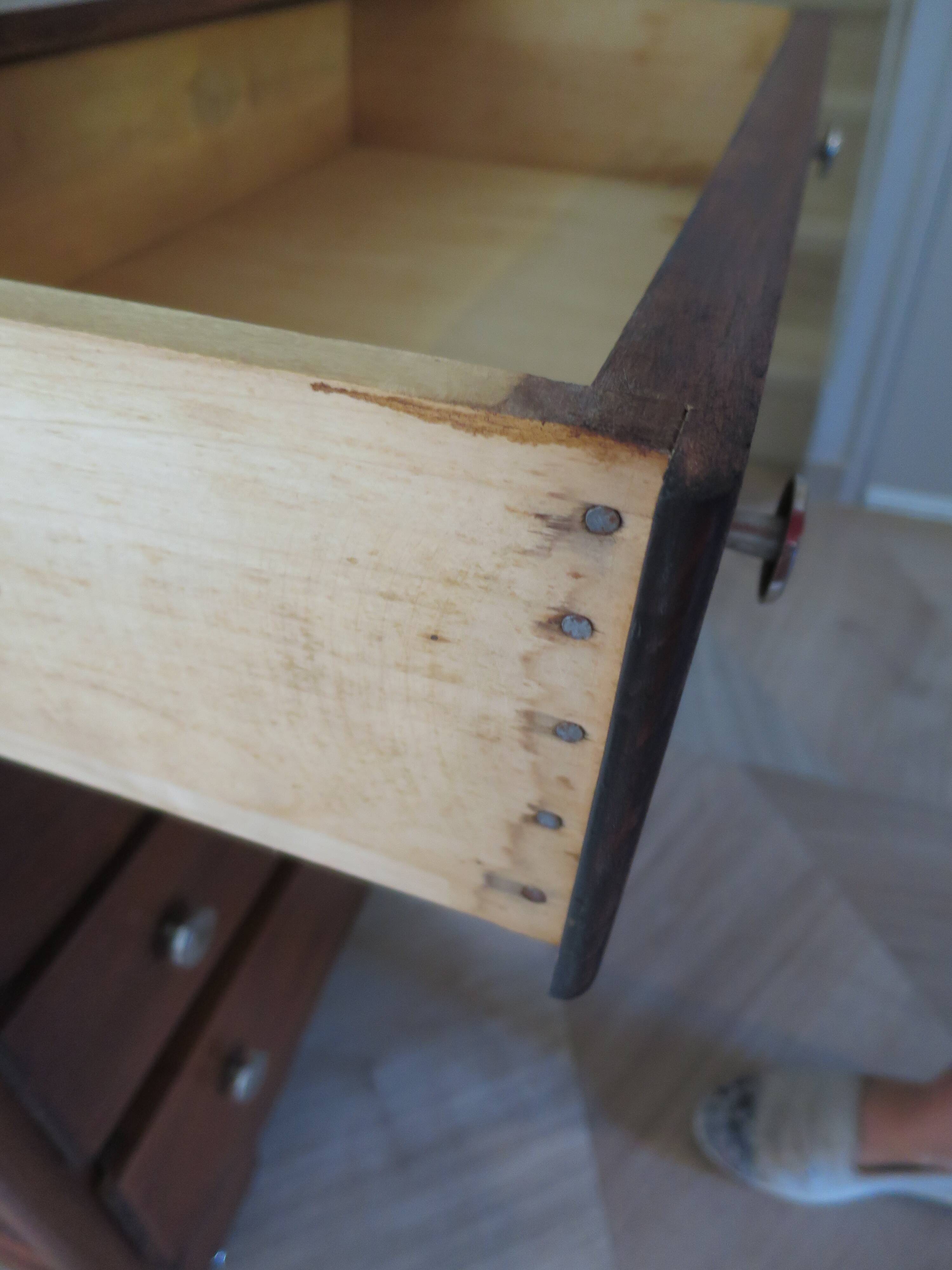 Rare - belle commode art déco 4 tiroirs - années 60 - Patine noyer - Pieds moustache