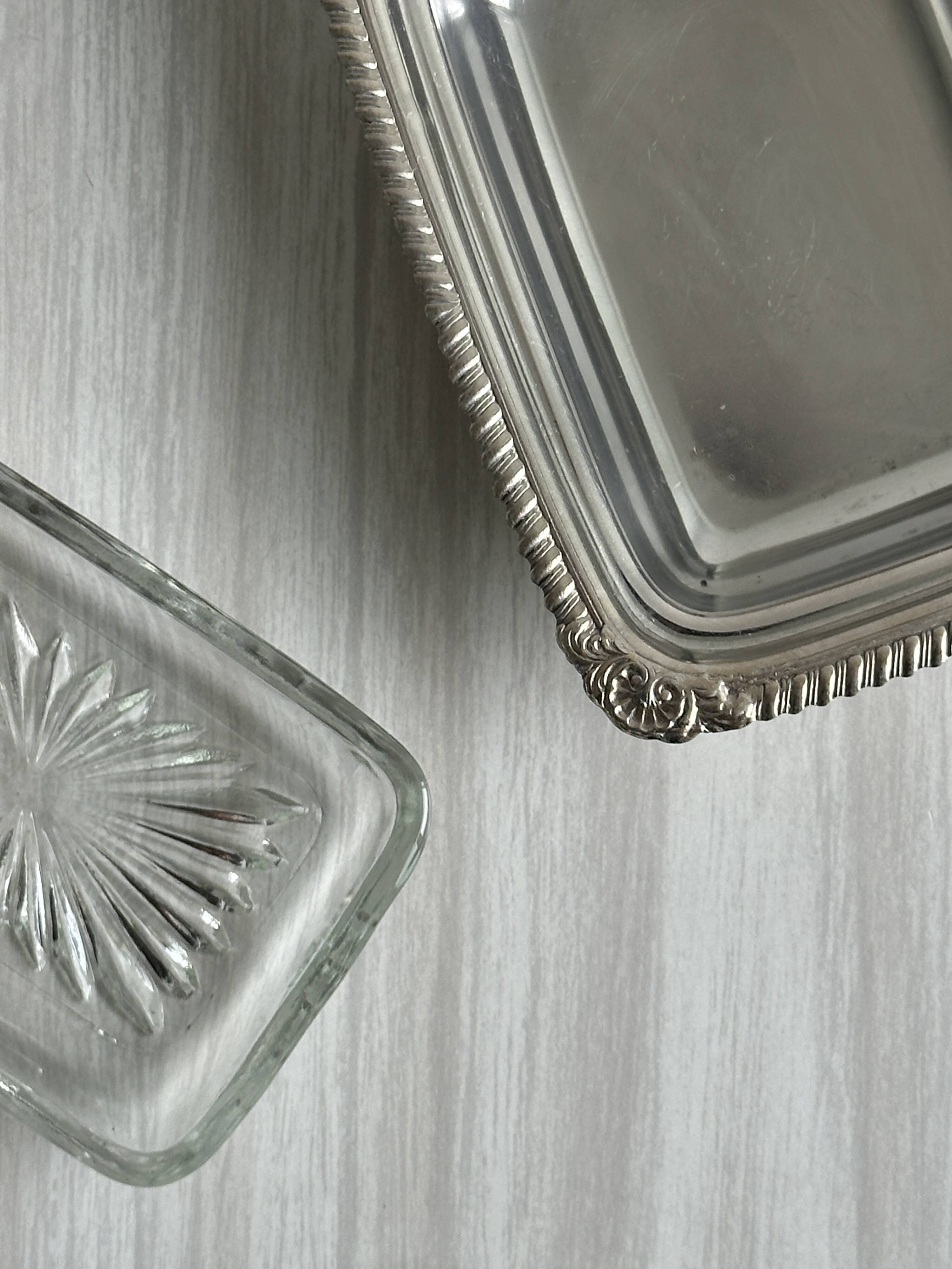 Beurrier en métal léger et verre taillé
