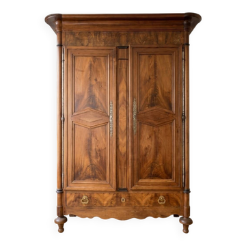 Grande armoire ancienne en bois massif avec tiroir