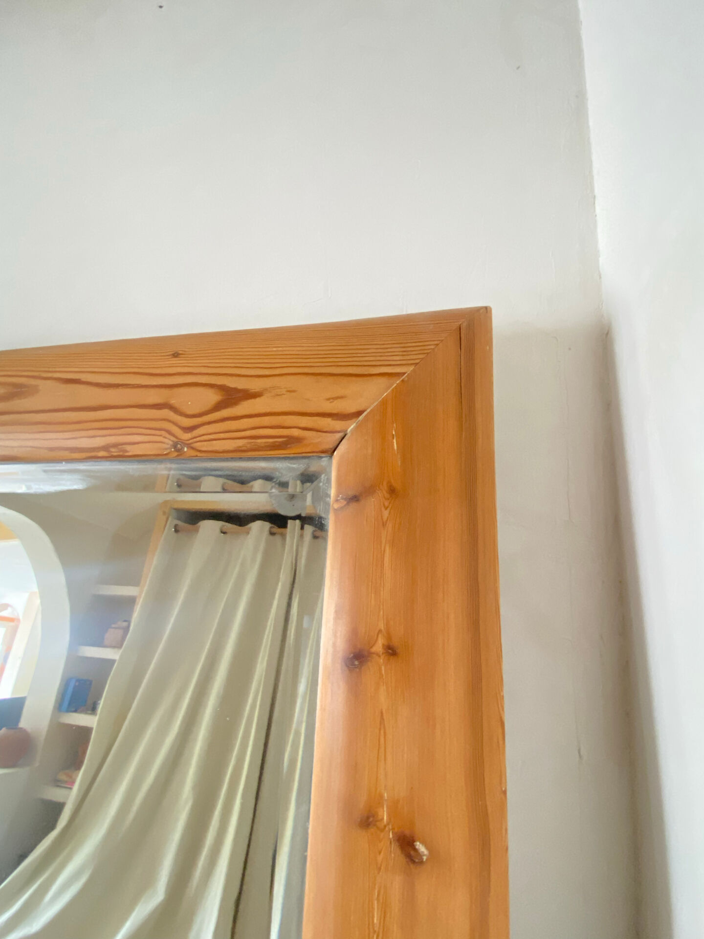 Très grand miroir en pin ancien