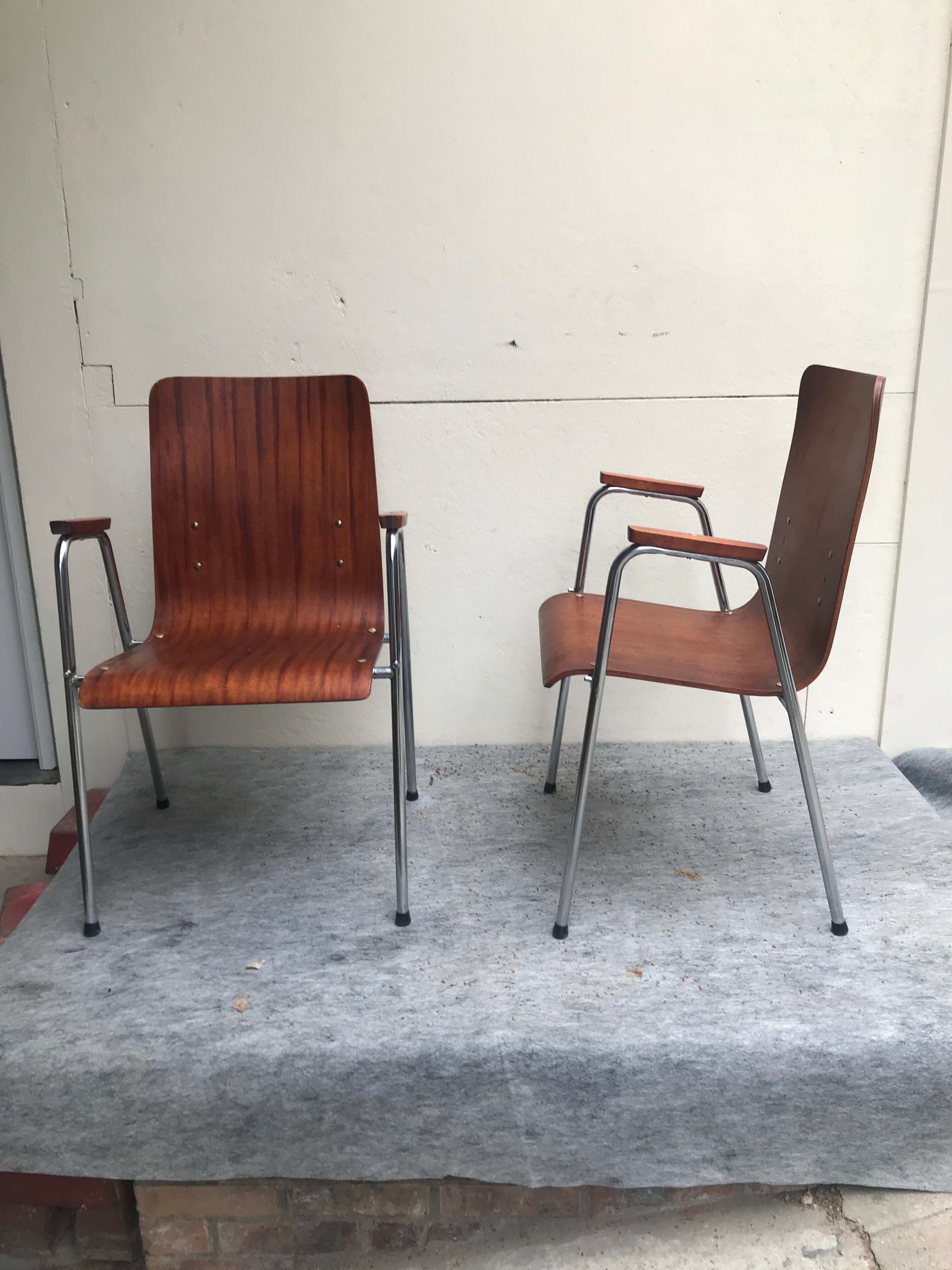 Chairs with multi-fold wooden armrest