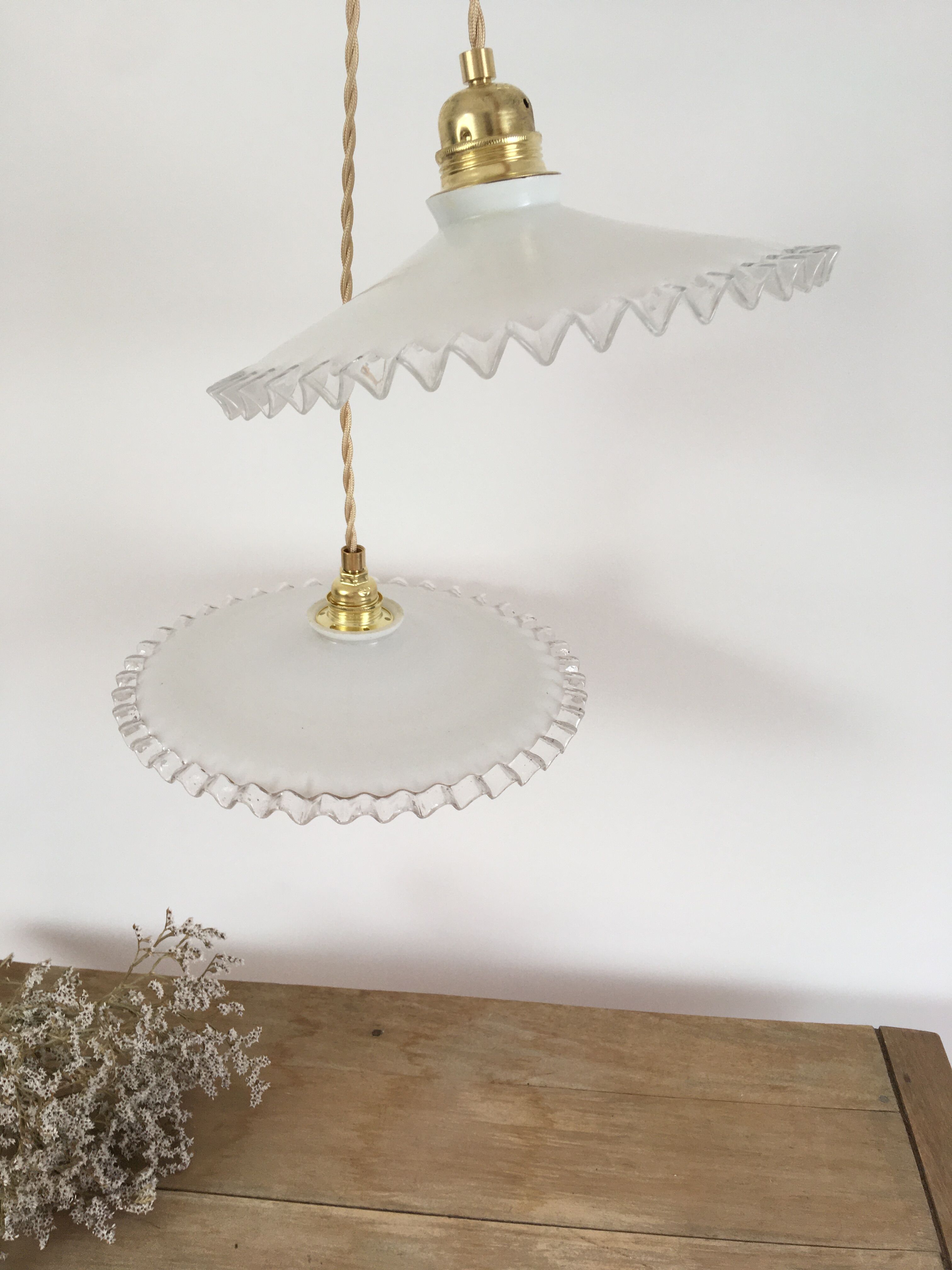 Pair of serrated opaline suspensions
