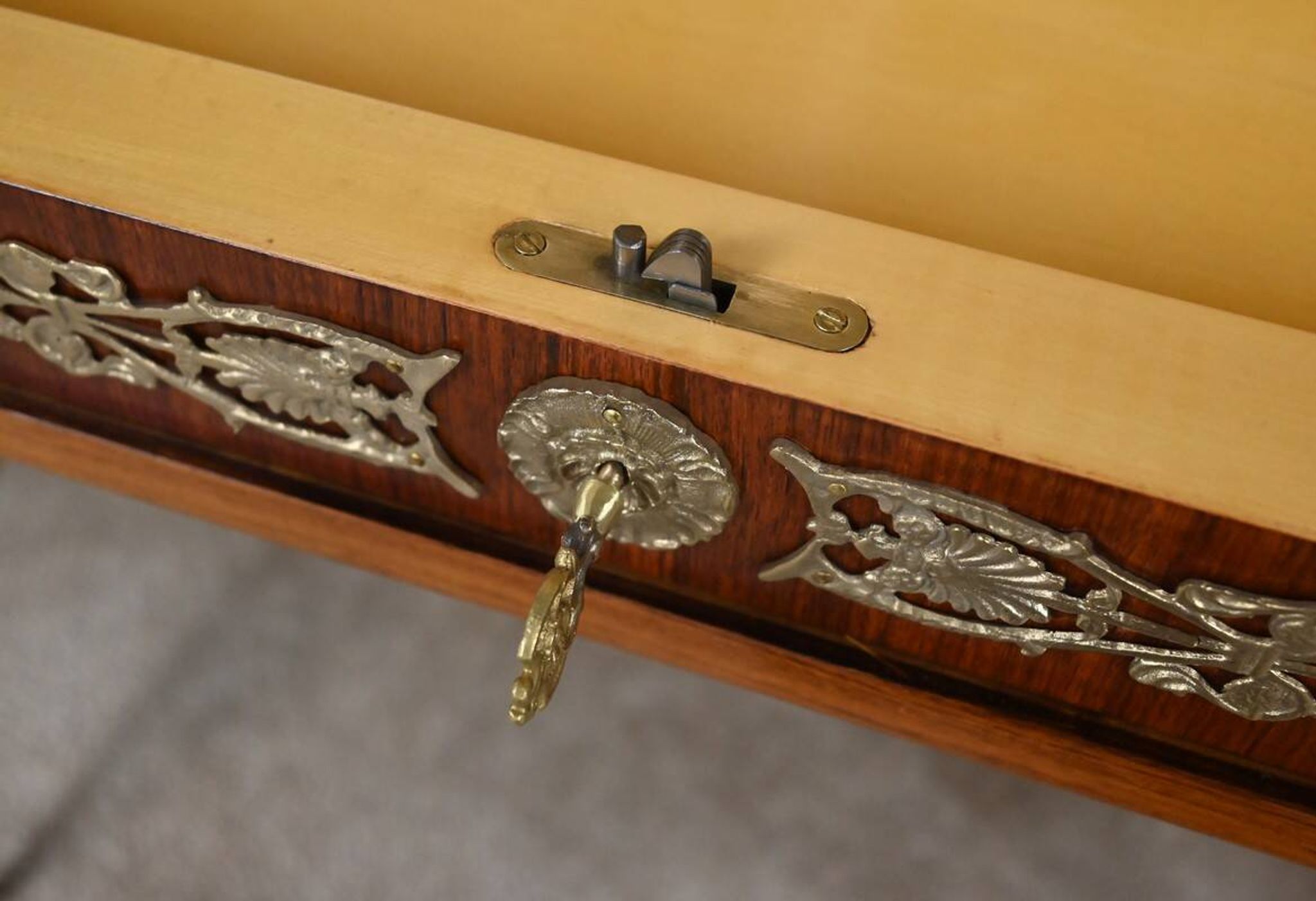 Console en placage d’acajou, style Empire – 1re partie XXe