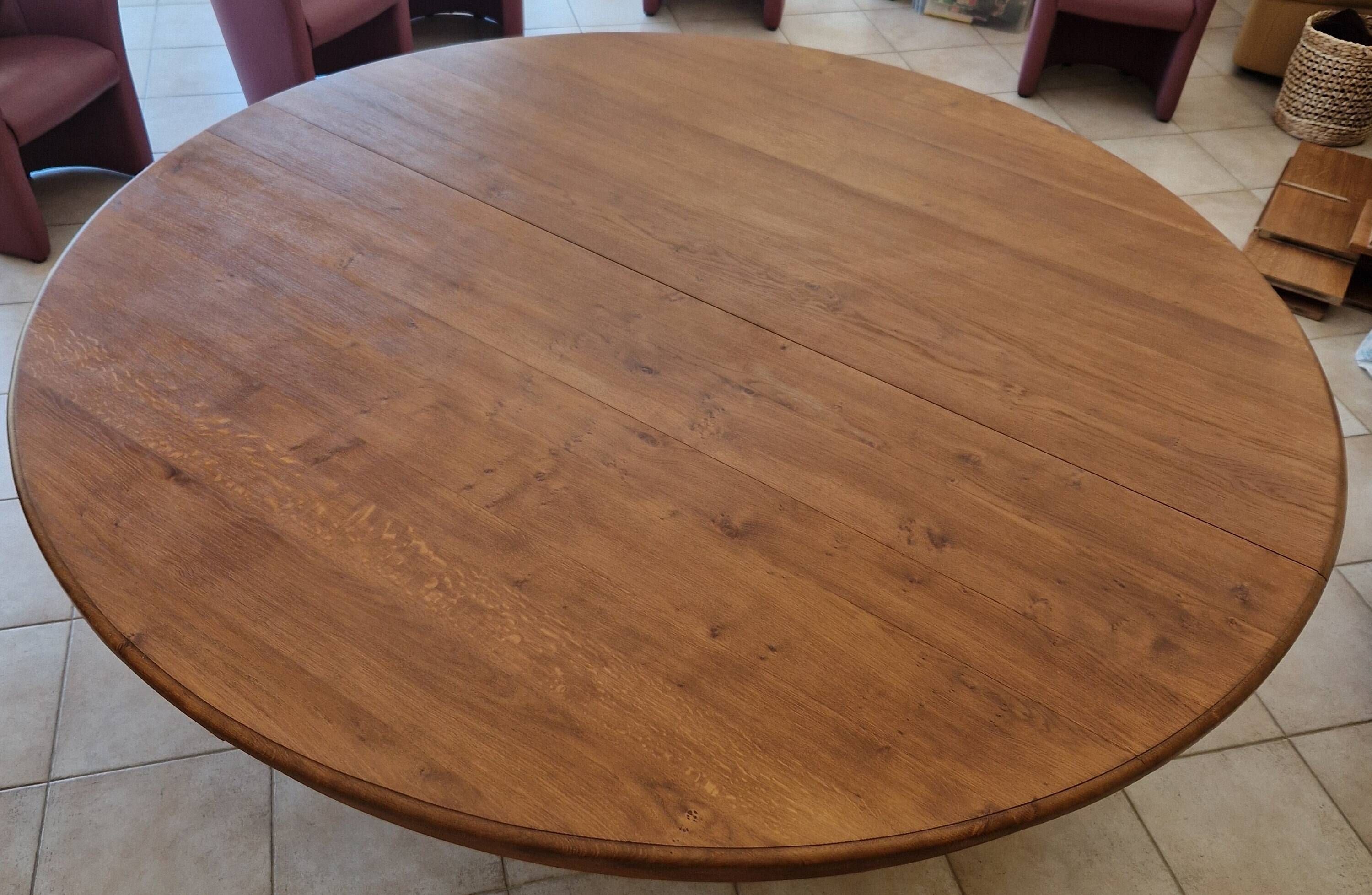 Une table ronde d’ébéniste aux dimensions et à la robustesse hors du commun