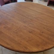 Une table ronde d’ébéniste aux dimensions et à la robustesse hors du commun
