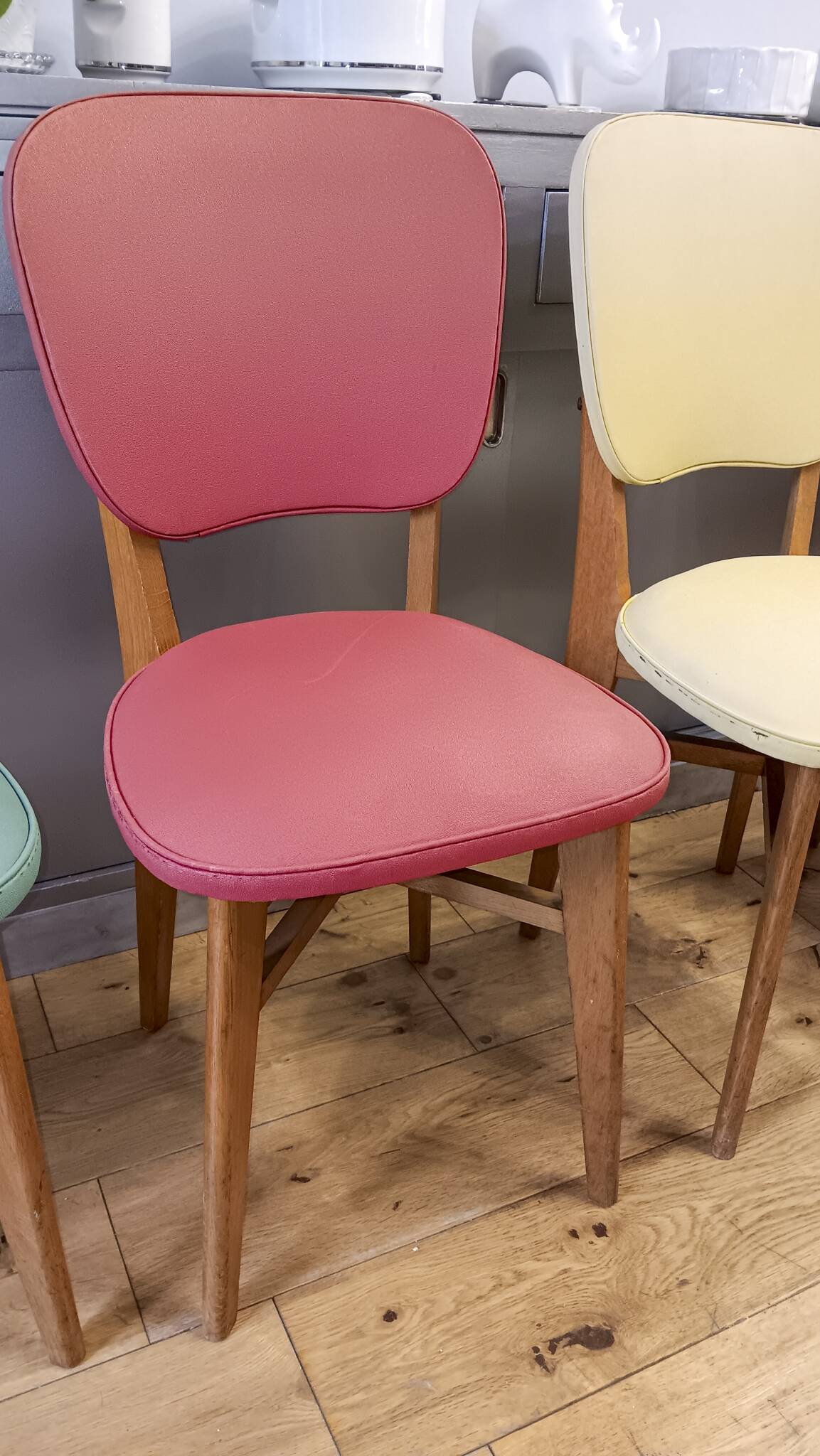 6 vintage chairs from the 50s/60s, wooden structure and skai covering.