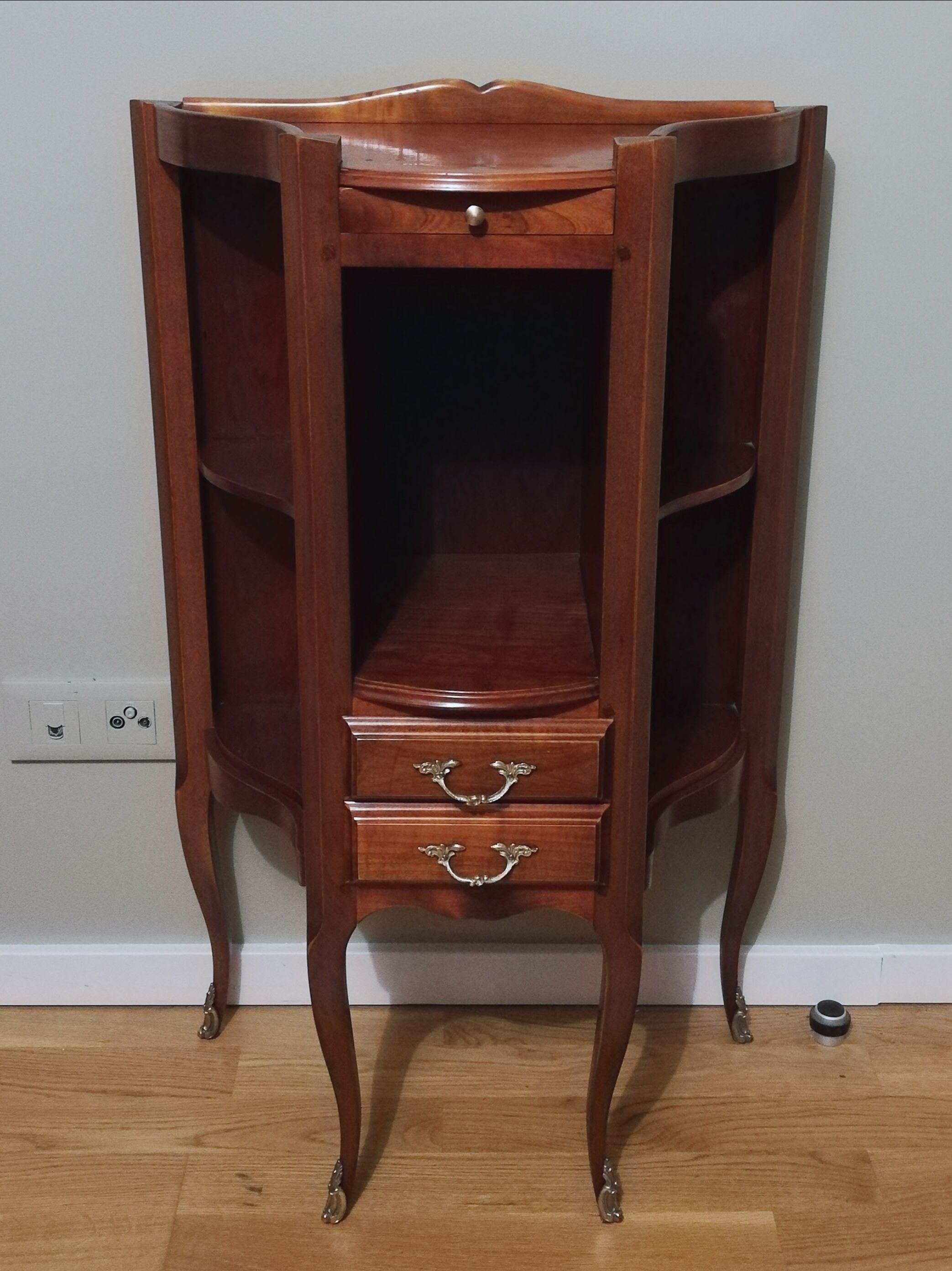 Meuble d'appoint en merisier style Louis XV
