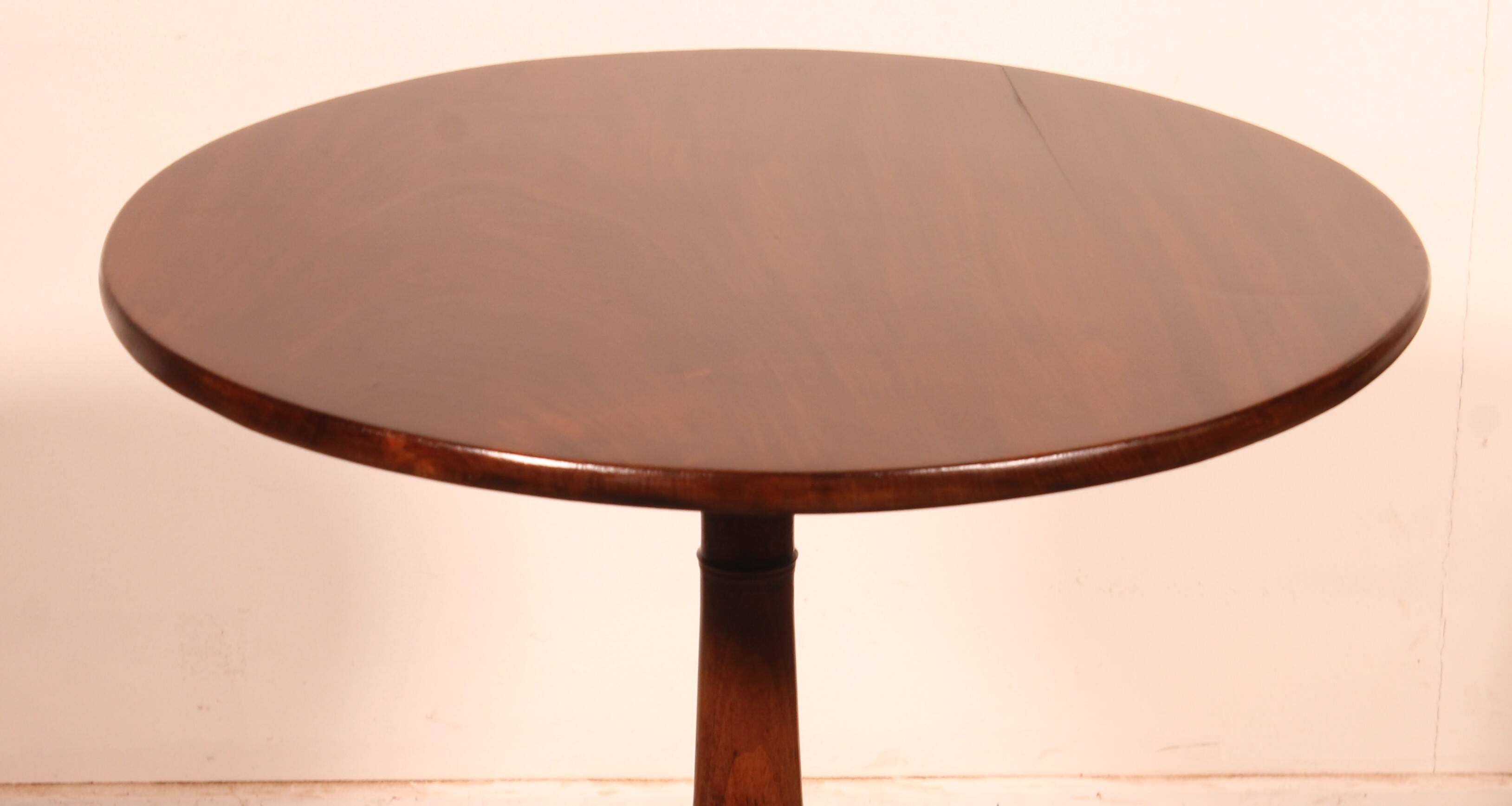 Small guéridon called tea table in mahogany from the early 19th century.