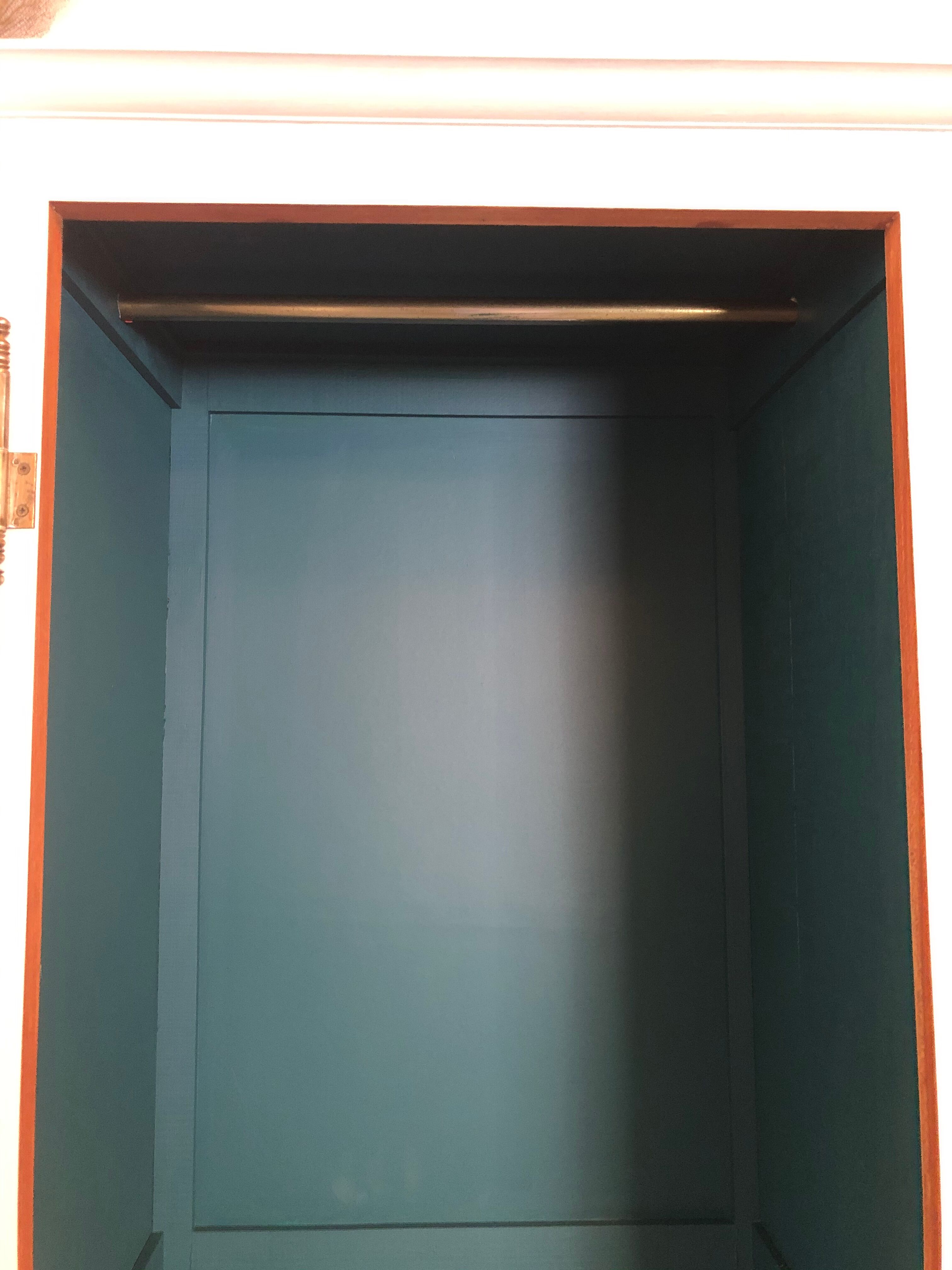 Armoire parisienne