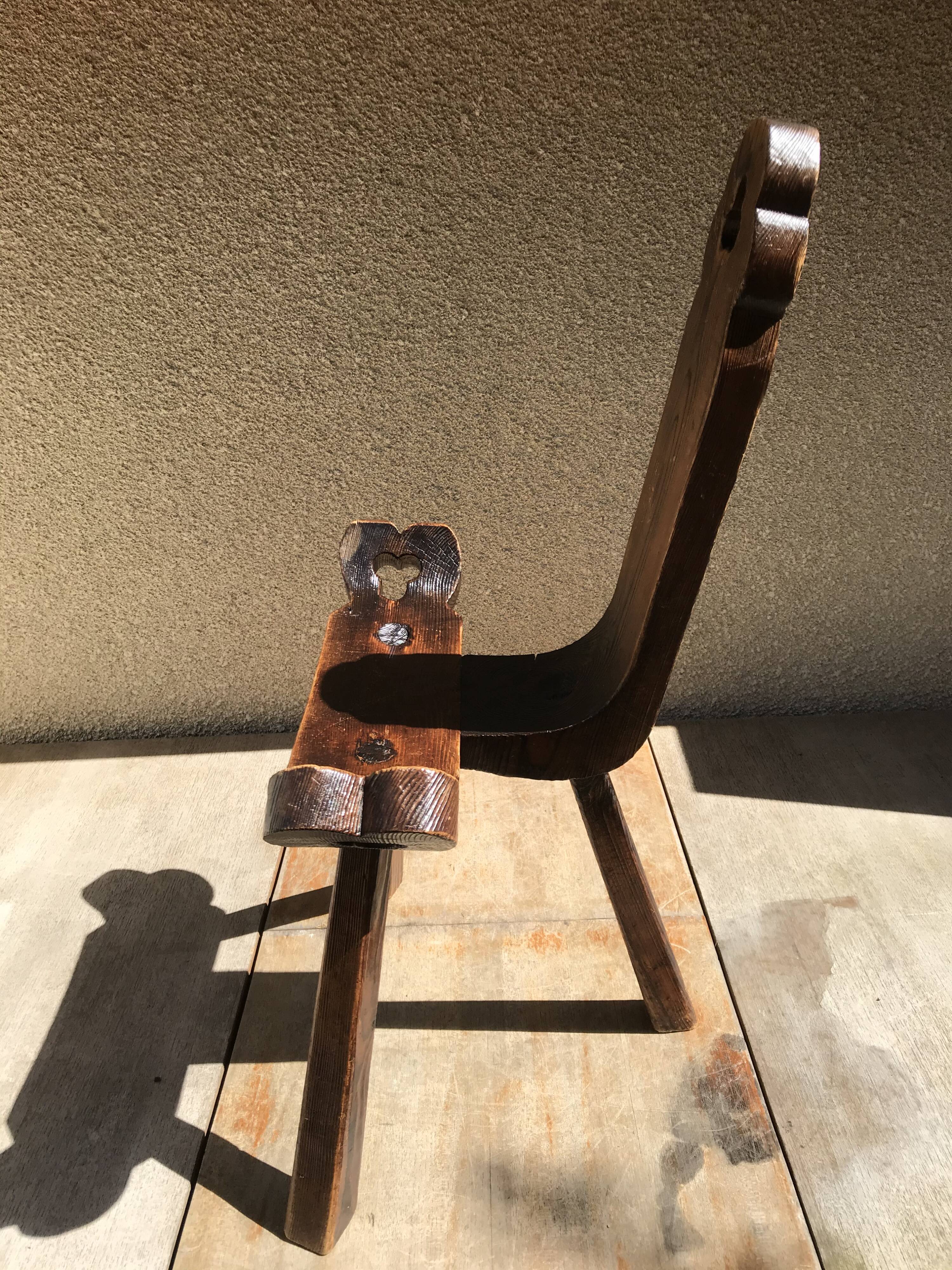 Chaise tripode bois sculpté vintage