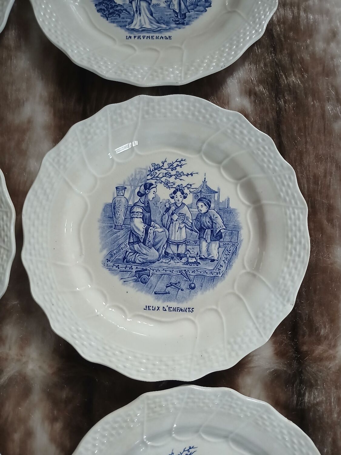 7 assiettes à dessert anciennes en Terre de fer 