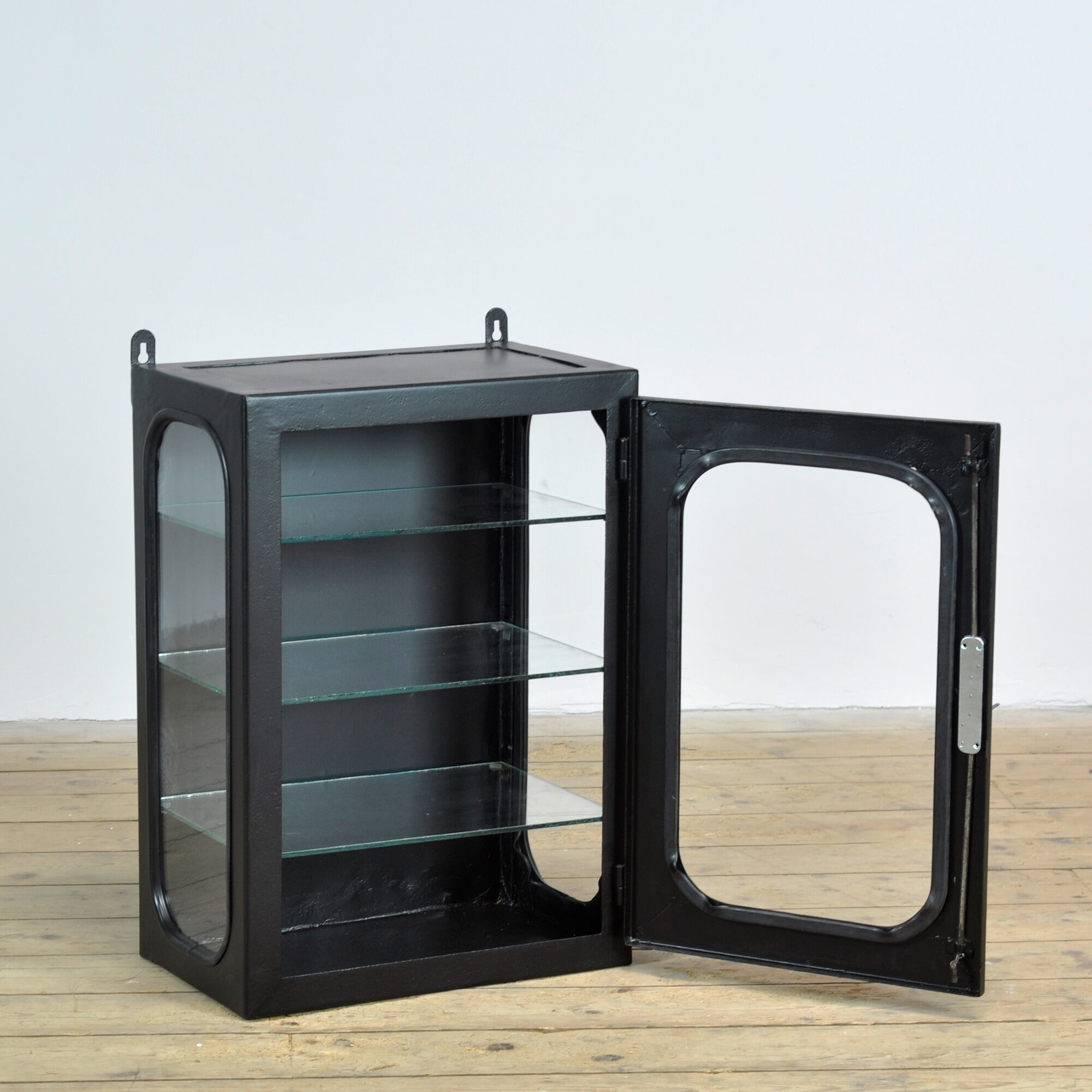 Cabinet de médecine vintage, années 1970