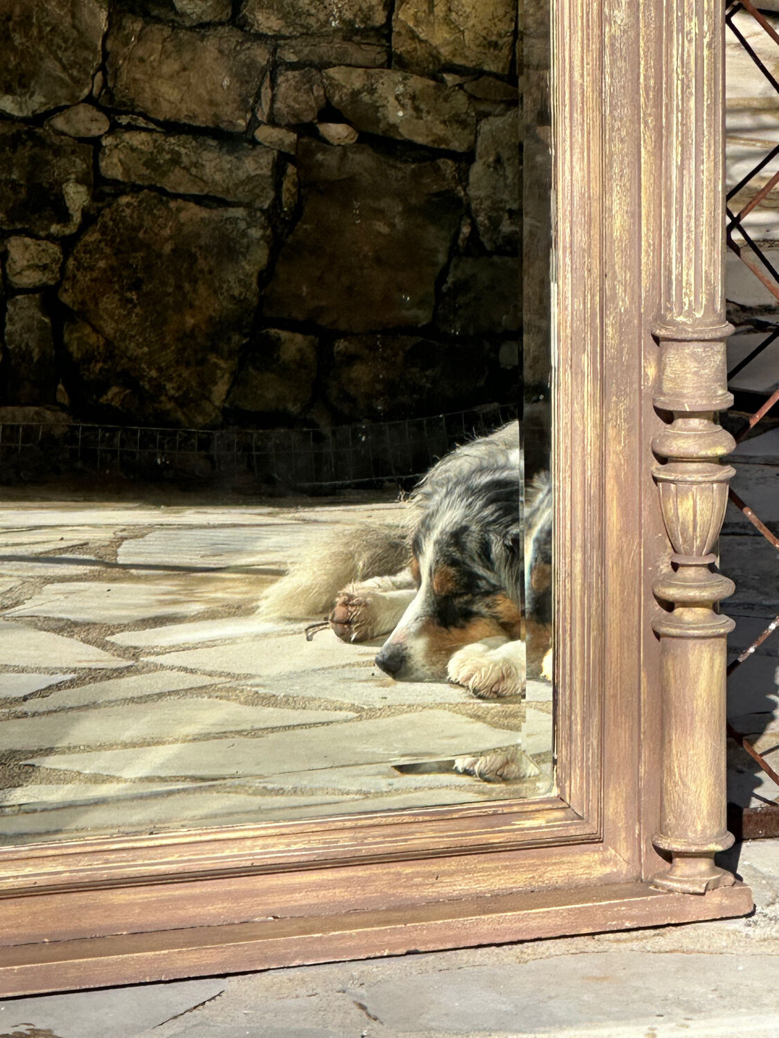 Imposing fireplace mirror in carved and painted wood, 19th century.