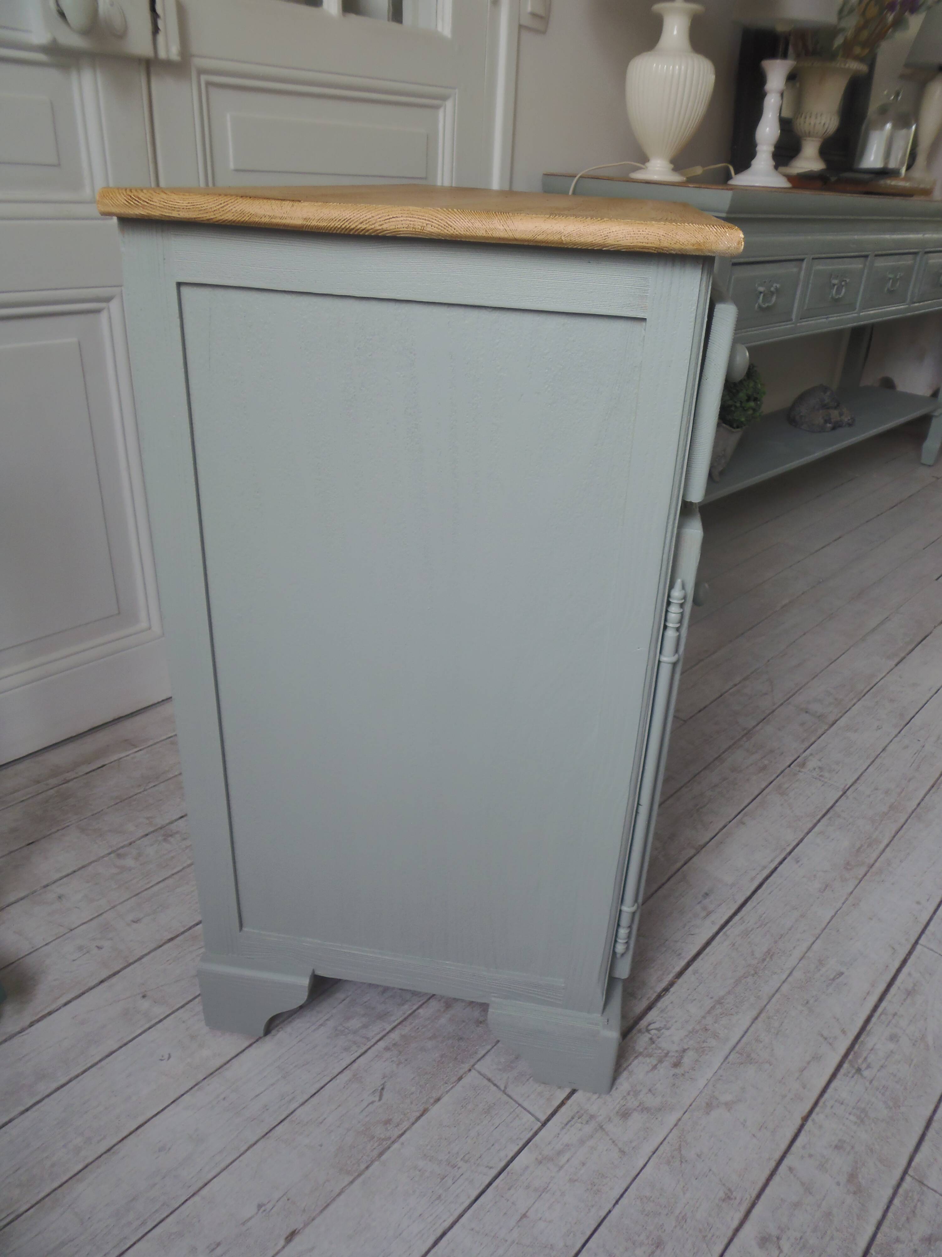 Compact buffet re-enchanted in grey-green, wooden top.
