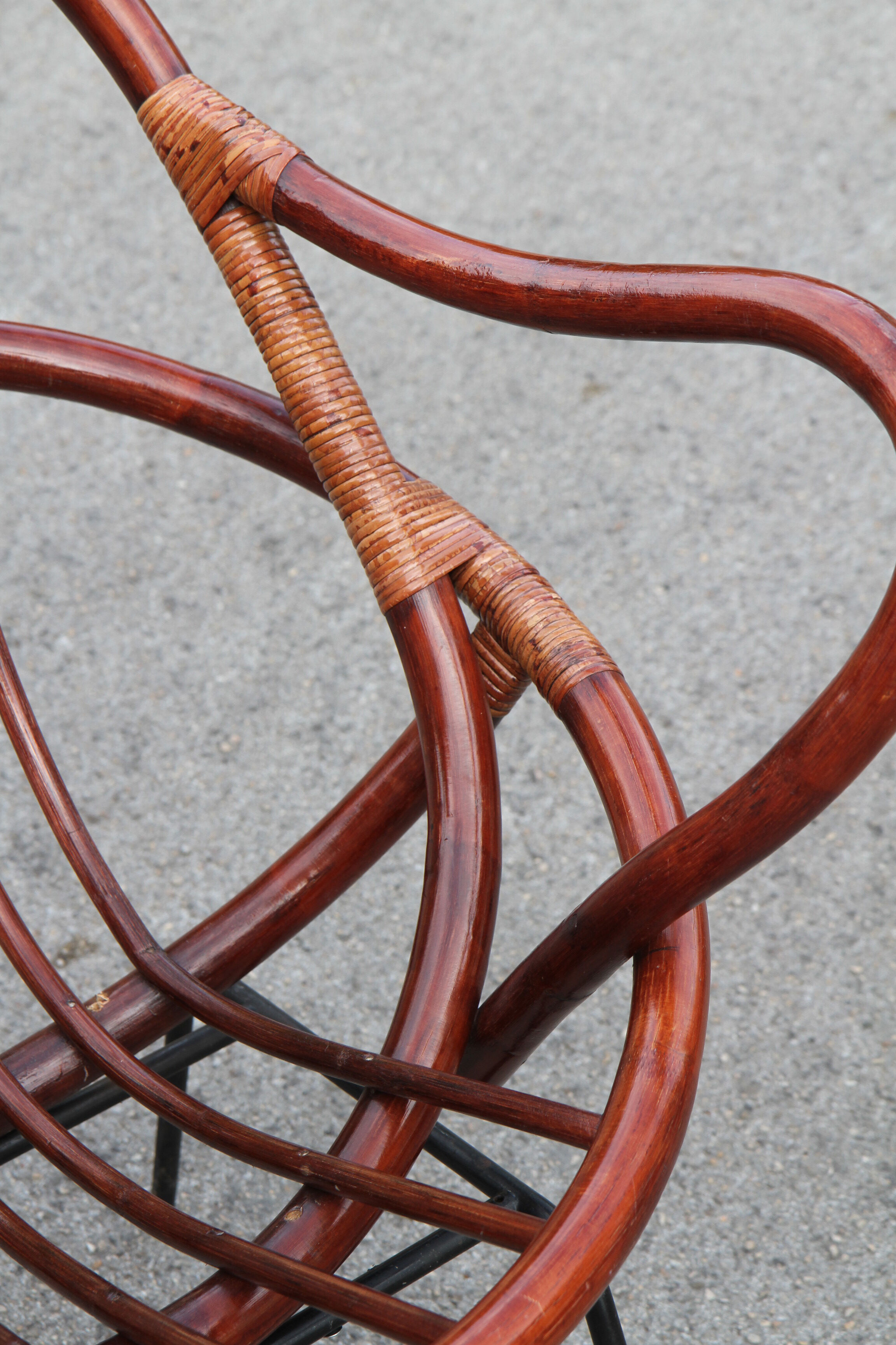 Rattan shell armchair with metal feet