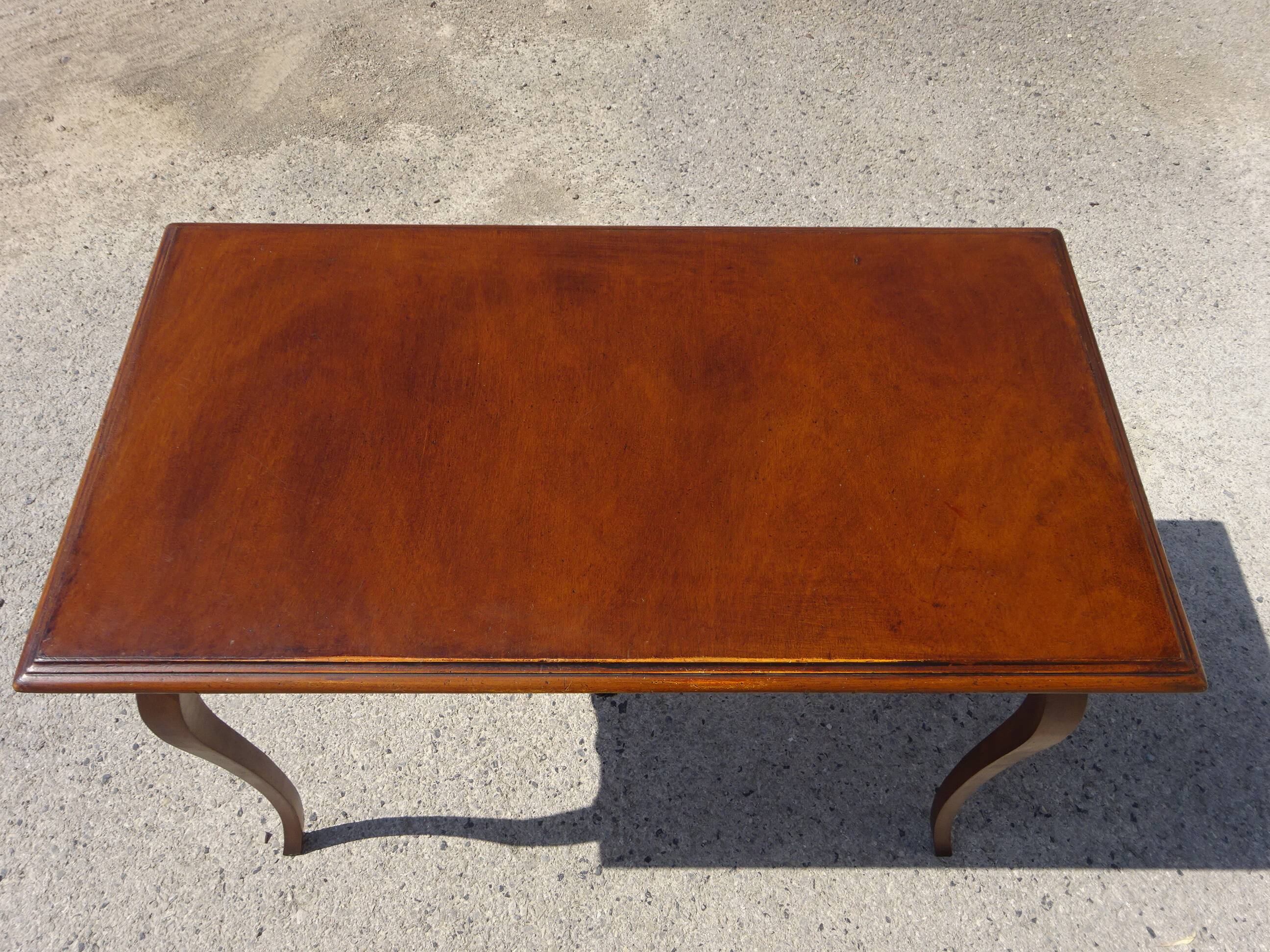 Petit bureau en bois de style Louis XV