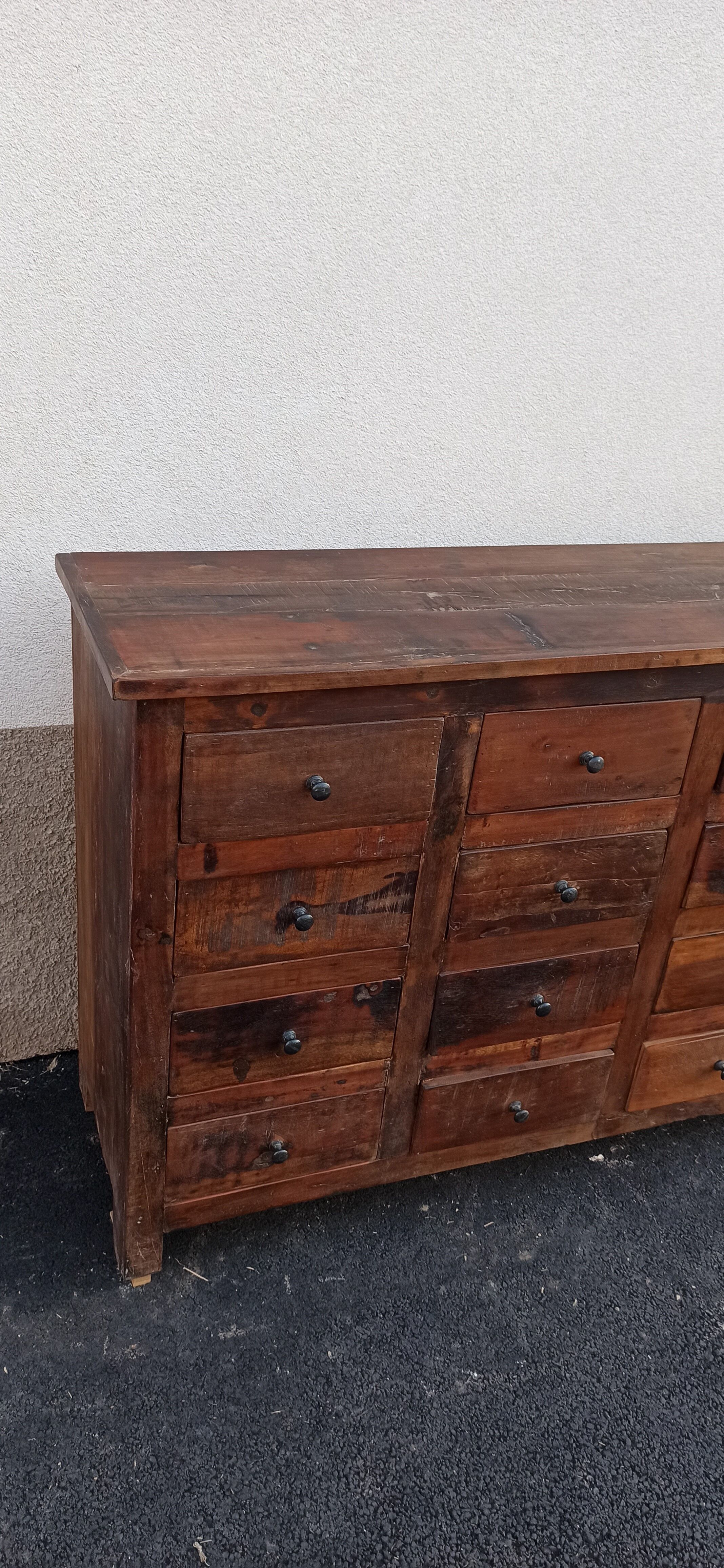 Meuble en bois à tiroirs