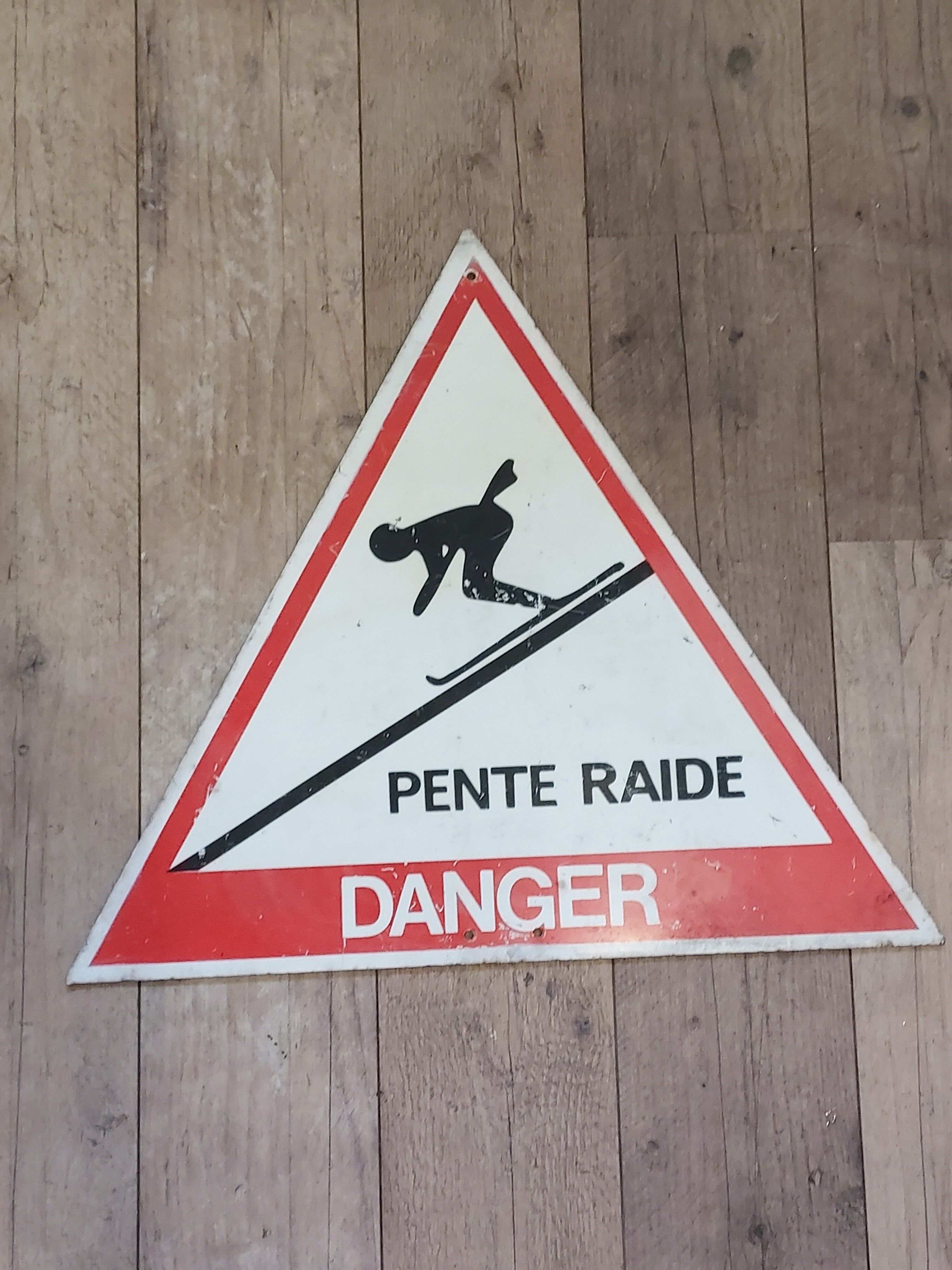 Steep slope ski sign