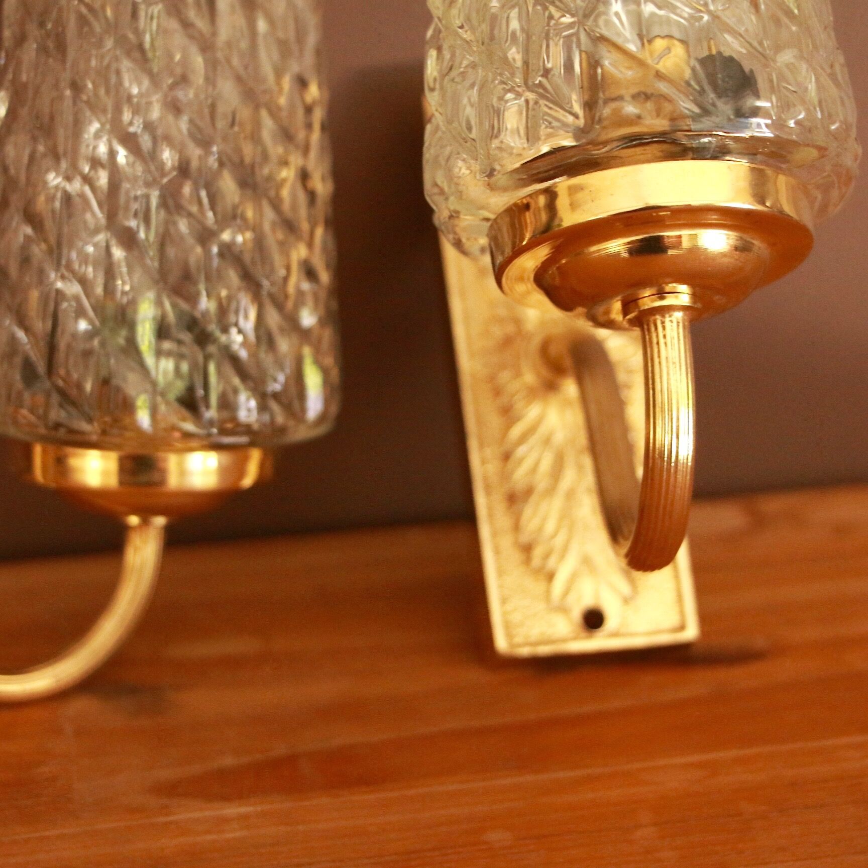 Pair of sconces in gold metal and tulip globe