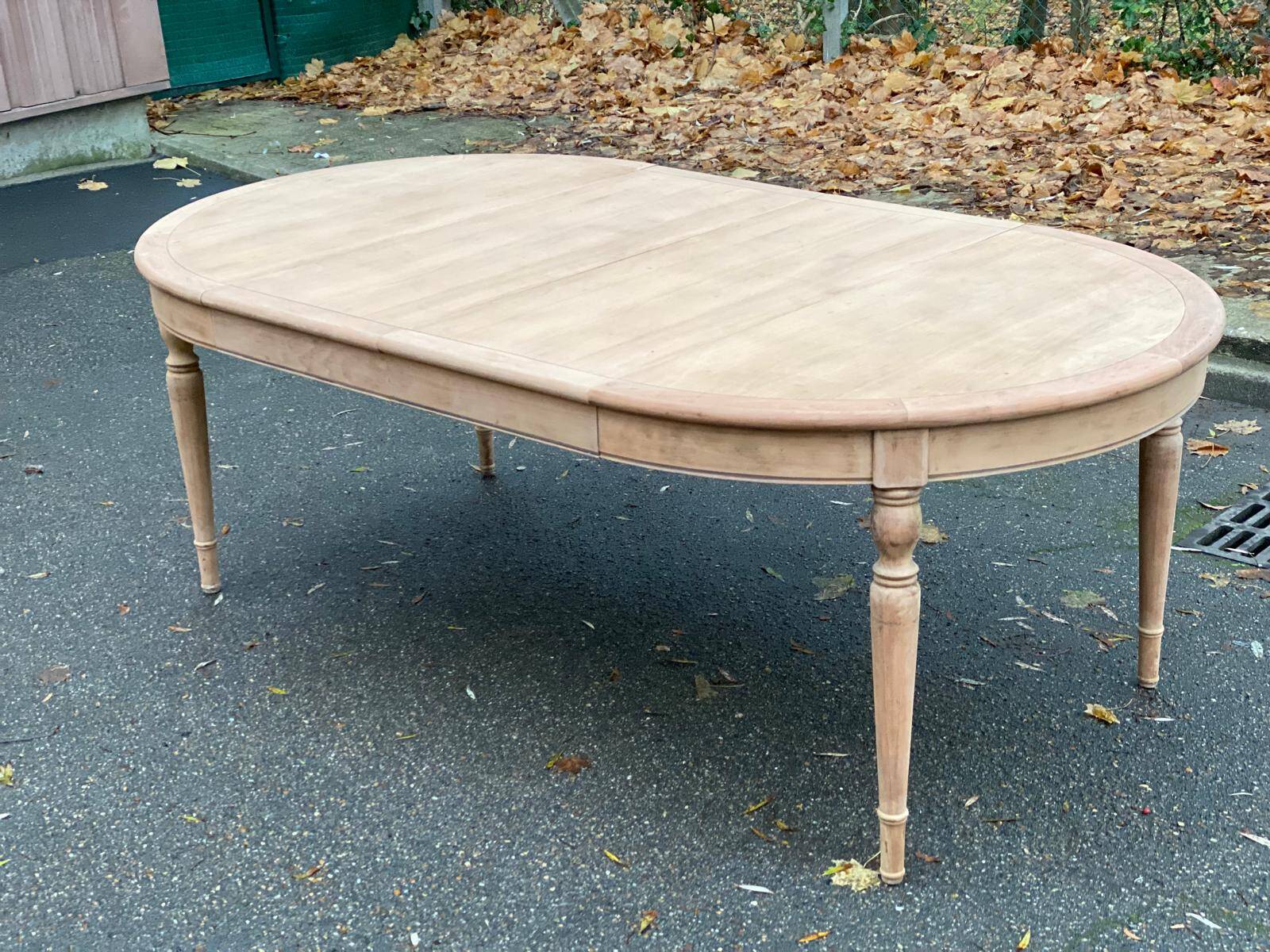 Louis Philippe round extendable dining table, restored, 19th century, 210cm