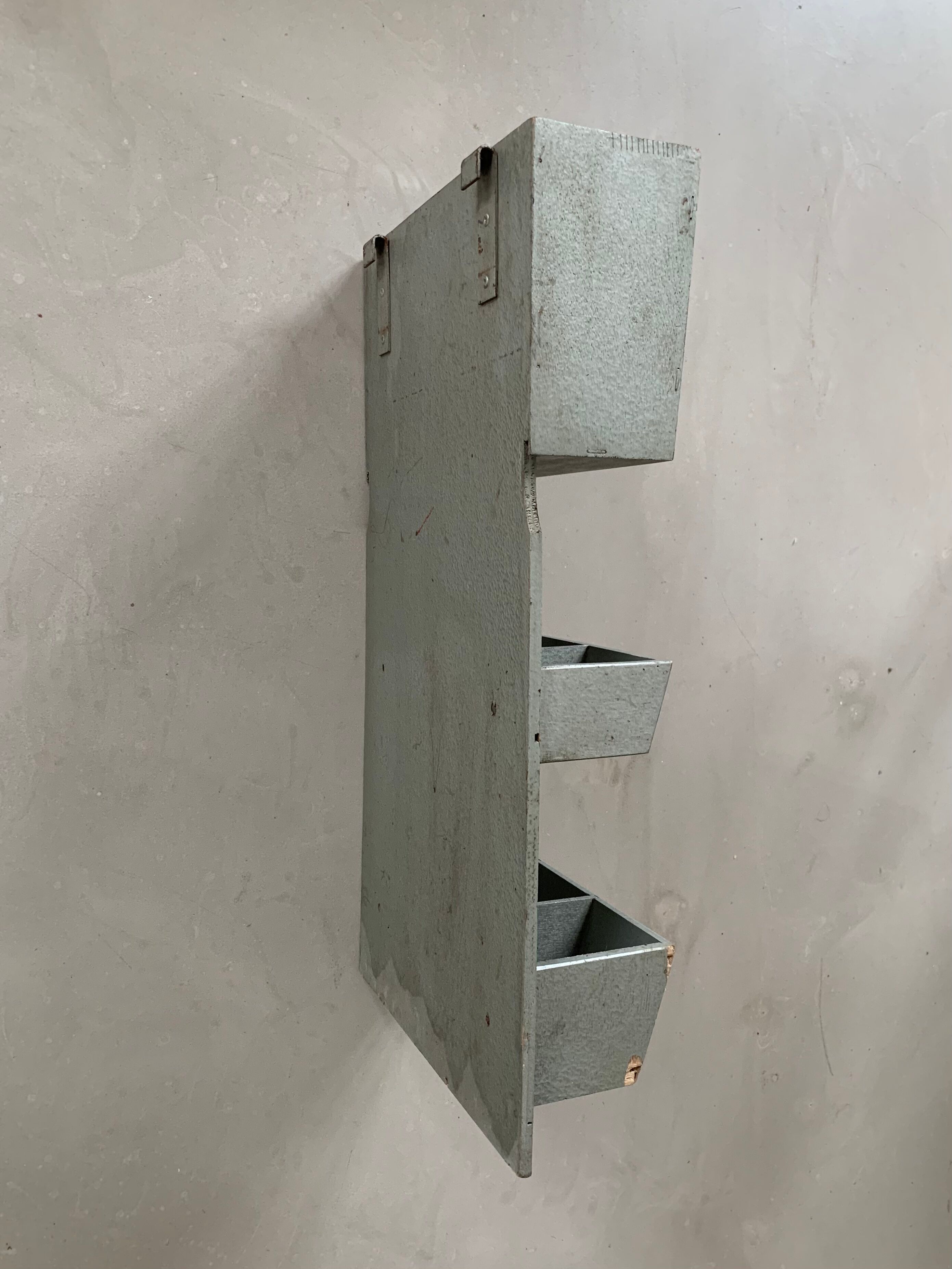 Rangement mural d’atelier ancien