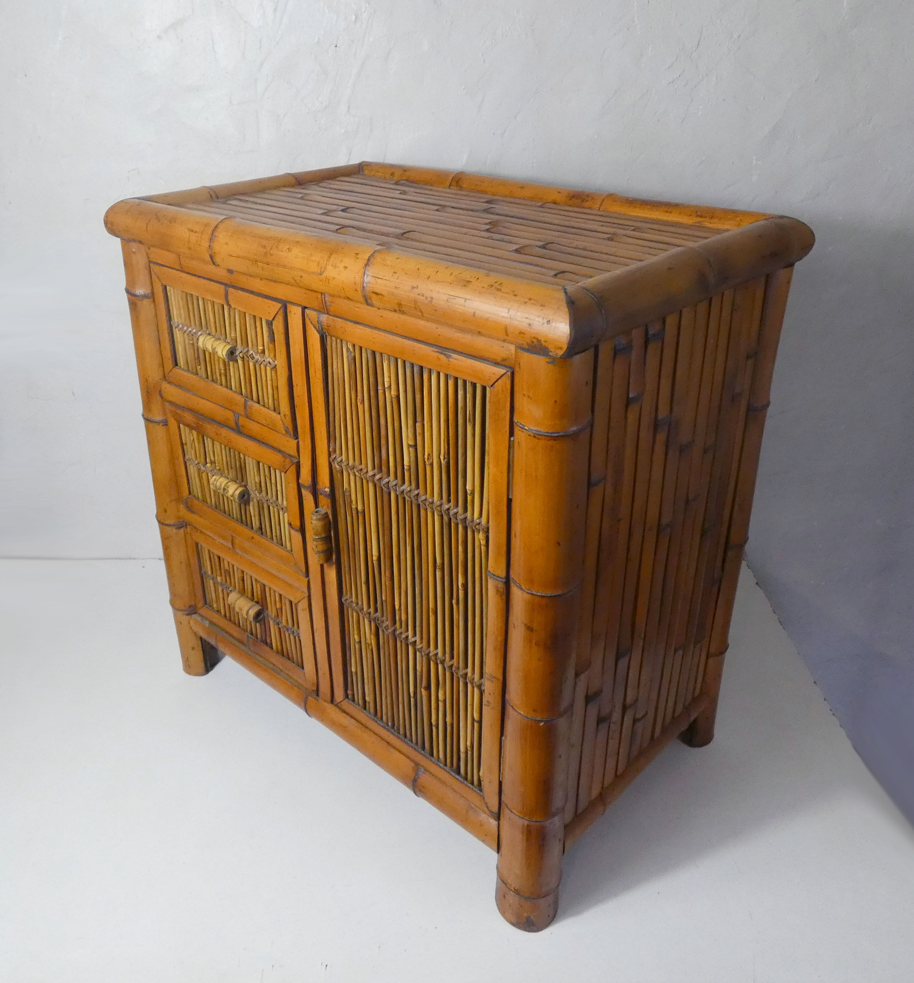 Meuble d'appoint chiffonnier en rotin bambou ethnique vintage