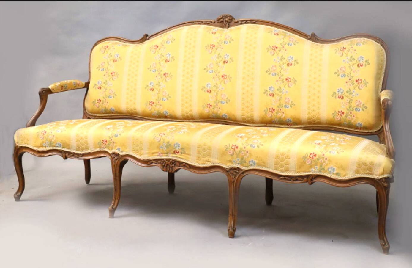 Natural wood canapé, moulded and carved, late 19th to early 20th century.