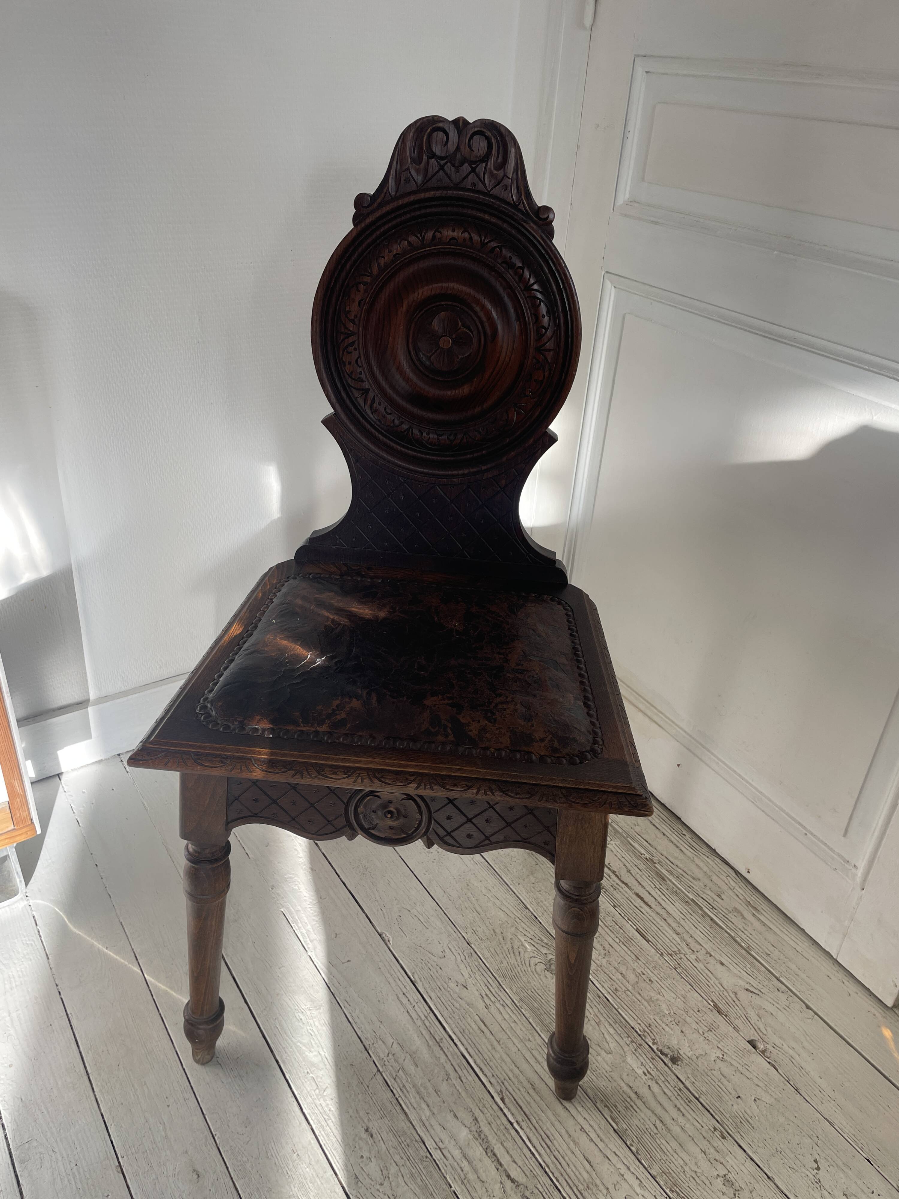 Wooden chair with Breton leather seat