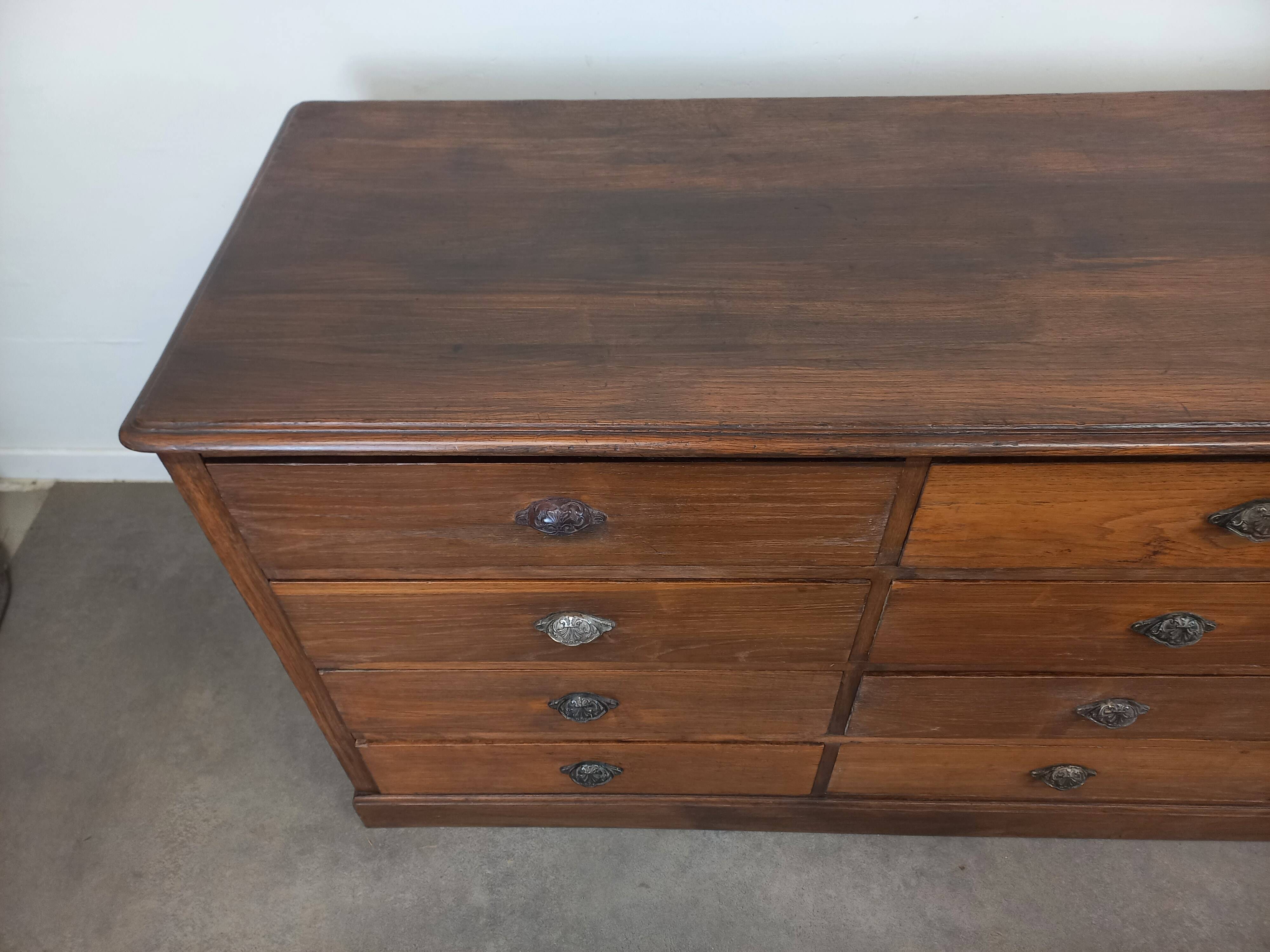 Banque de magasin à tiroirs en chêne