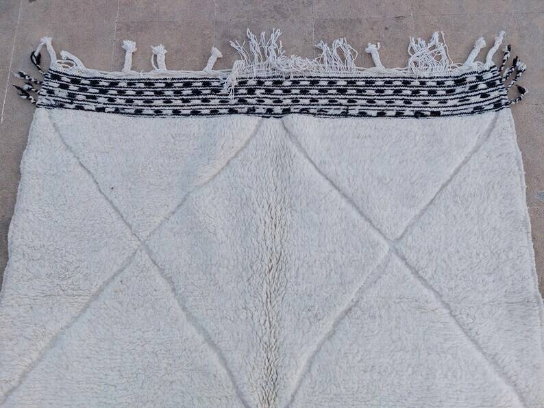 White rug in natural wool, 250cm x 150cm