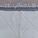 White rug in natural wool, 250cm x 150cm