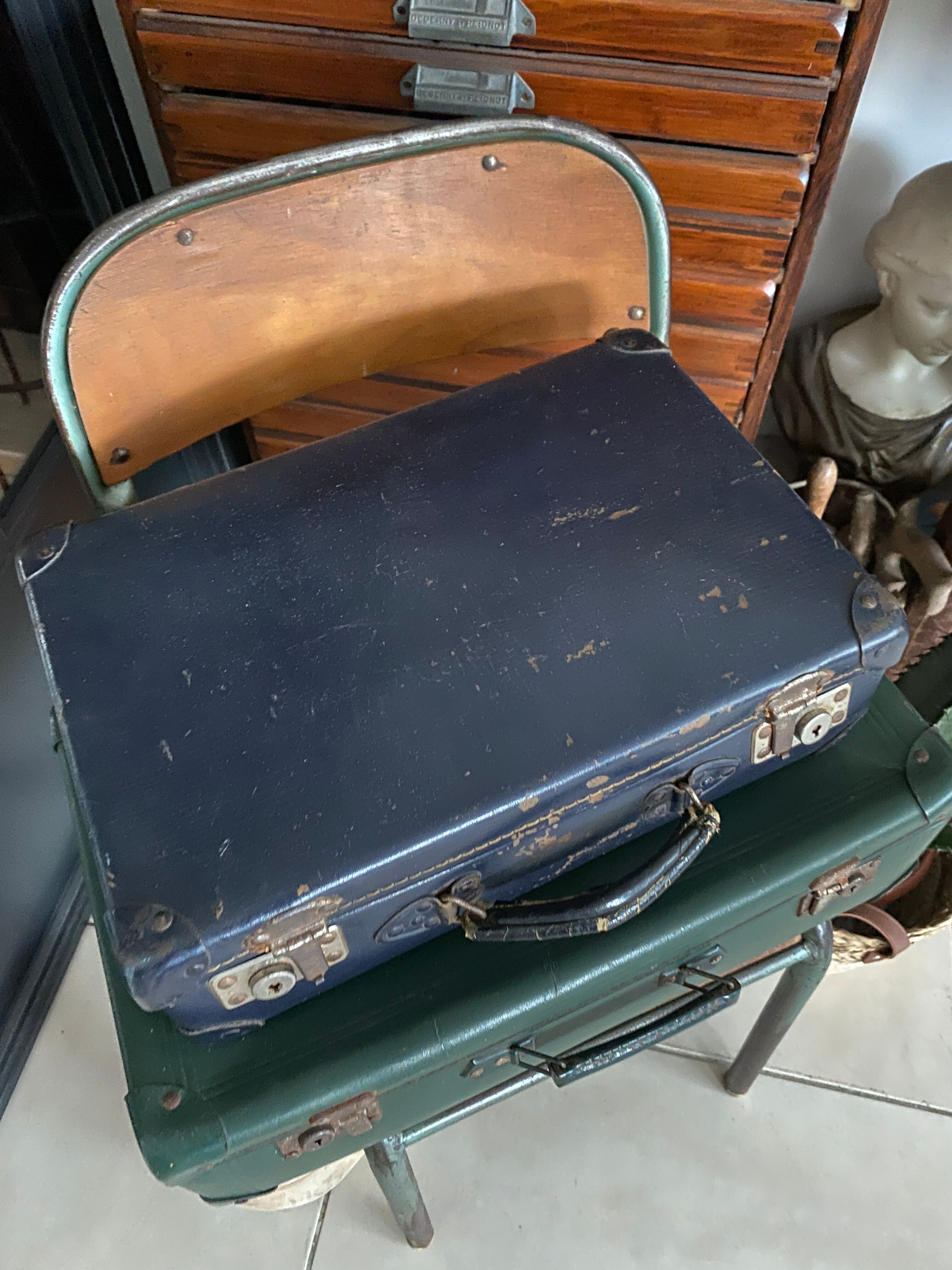 Set of 2 vintage suitcases