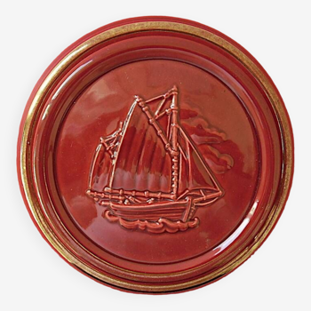 Bonbonnière en faïence vernissée rouge rehaussée d'or à décor d'un voilier