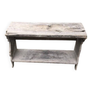 Petit banc de campagne en pin gris, style antique rustique avec tablette de rangement