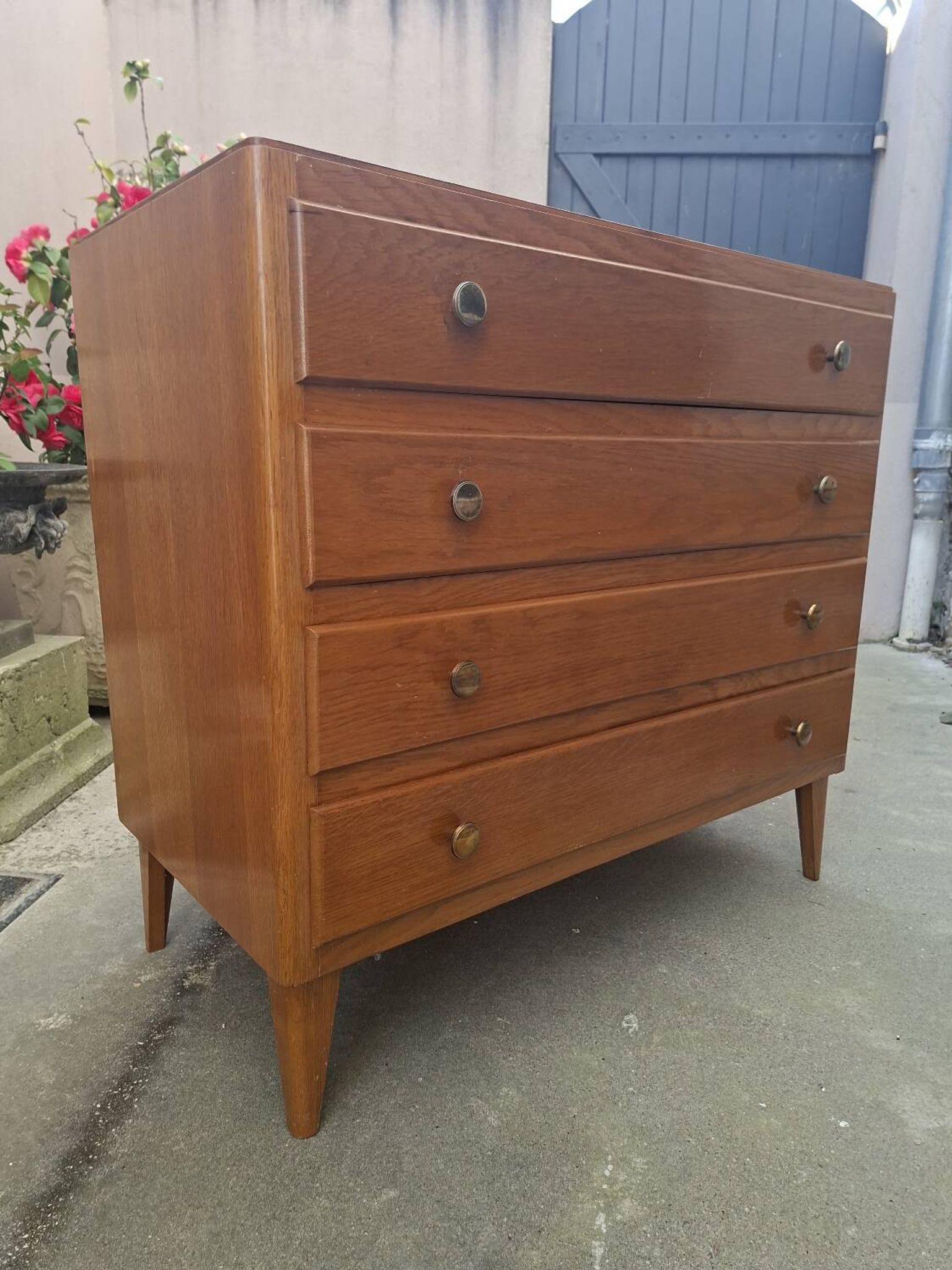 Vintage chest of drawers with tapered legs, 1950s design, 4 drawers.