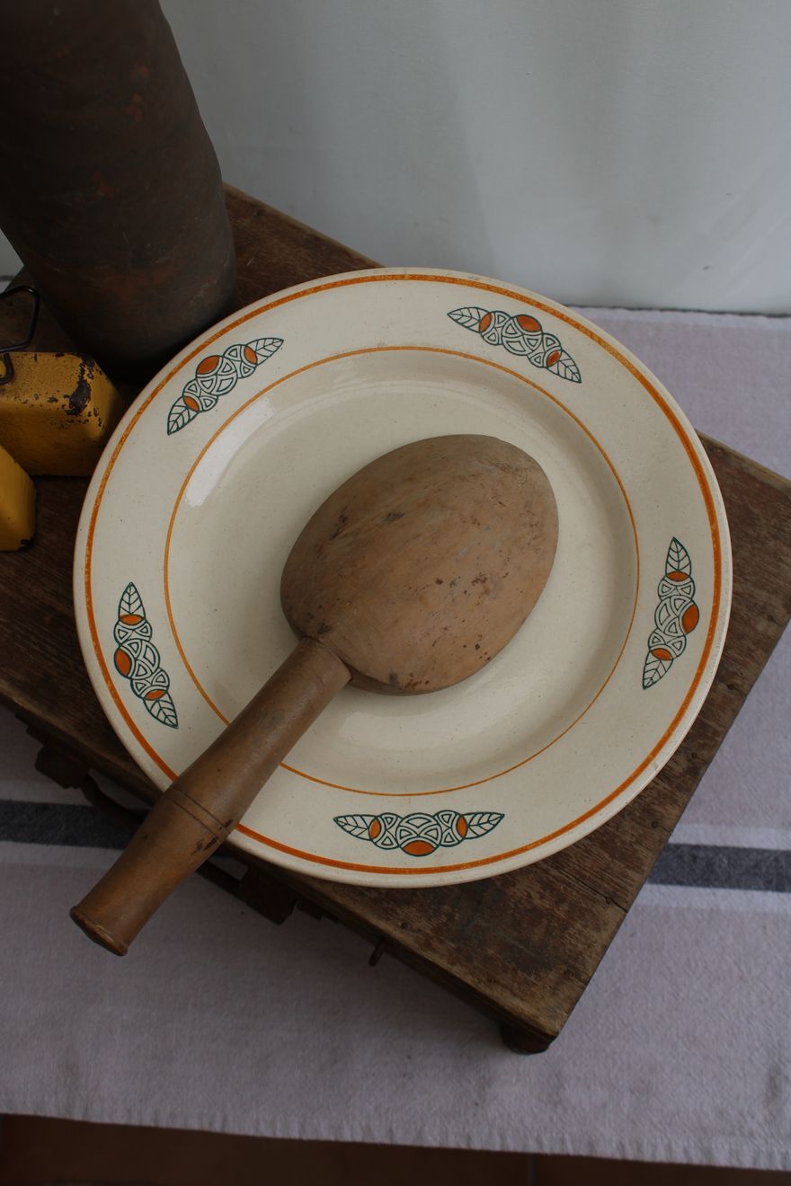 Ceramic standing dish