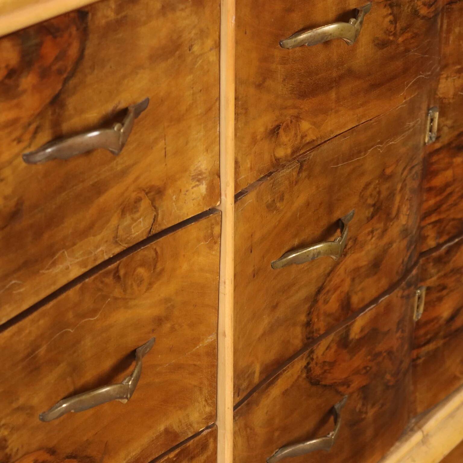 Vintage walnut burl commode with brass handles, Italian design from the 1940s.