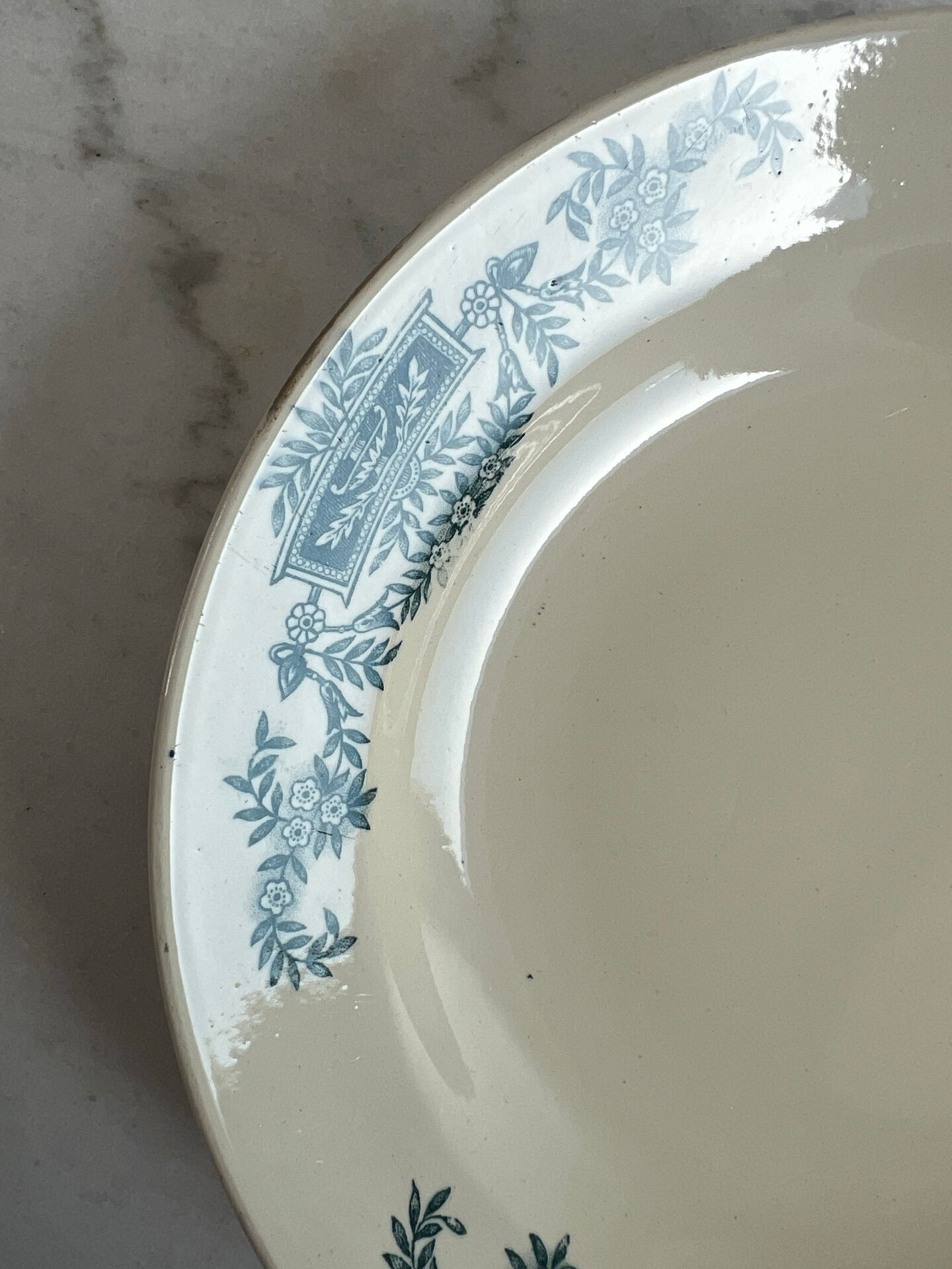Assiette creuse Longchamp Lutèce en terre de fer