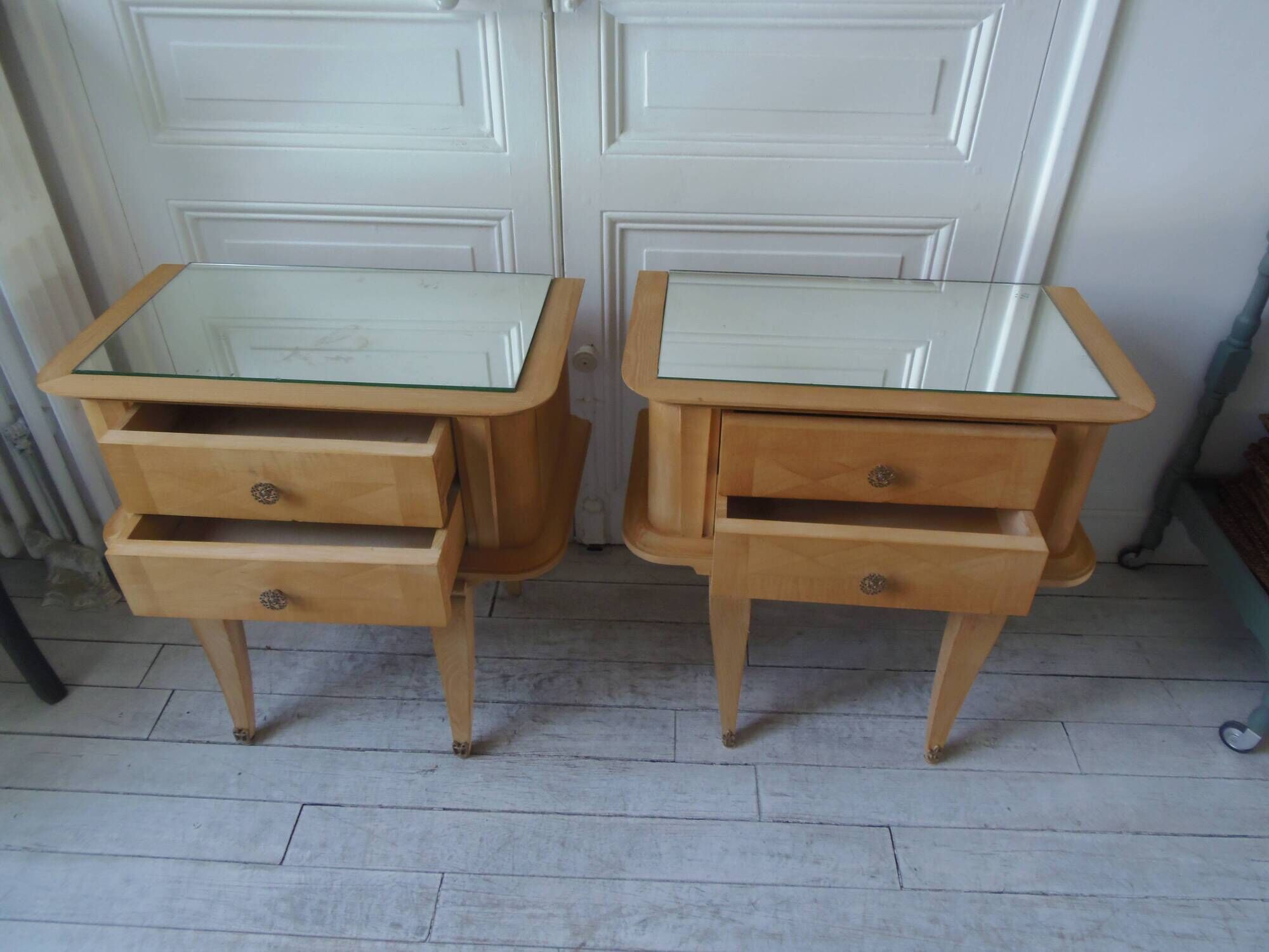 Paire de chevets vintages en bois brut , plateaux miroir.