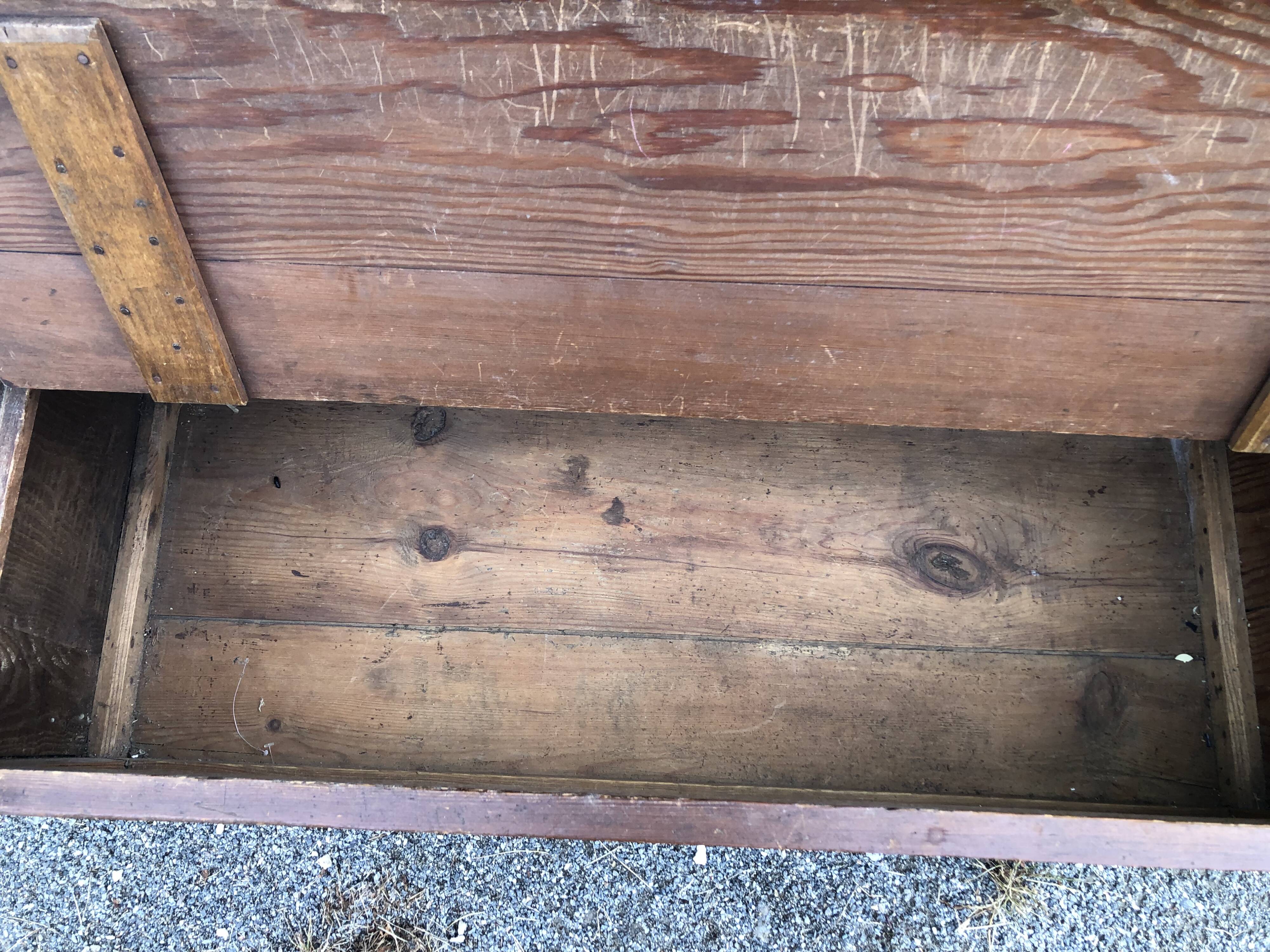 Rustic chest bench in old patina fir.
