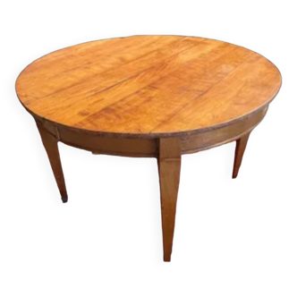 Round table in cherry wood