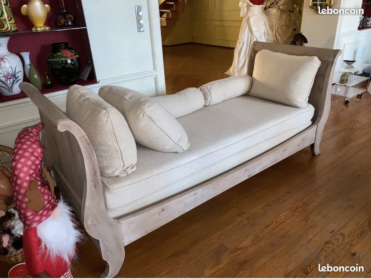 magnificent daybed / sofa bed with cushions, ideal for a bedroom,